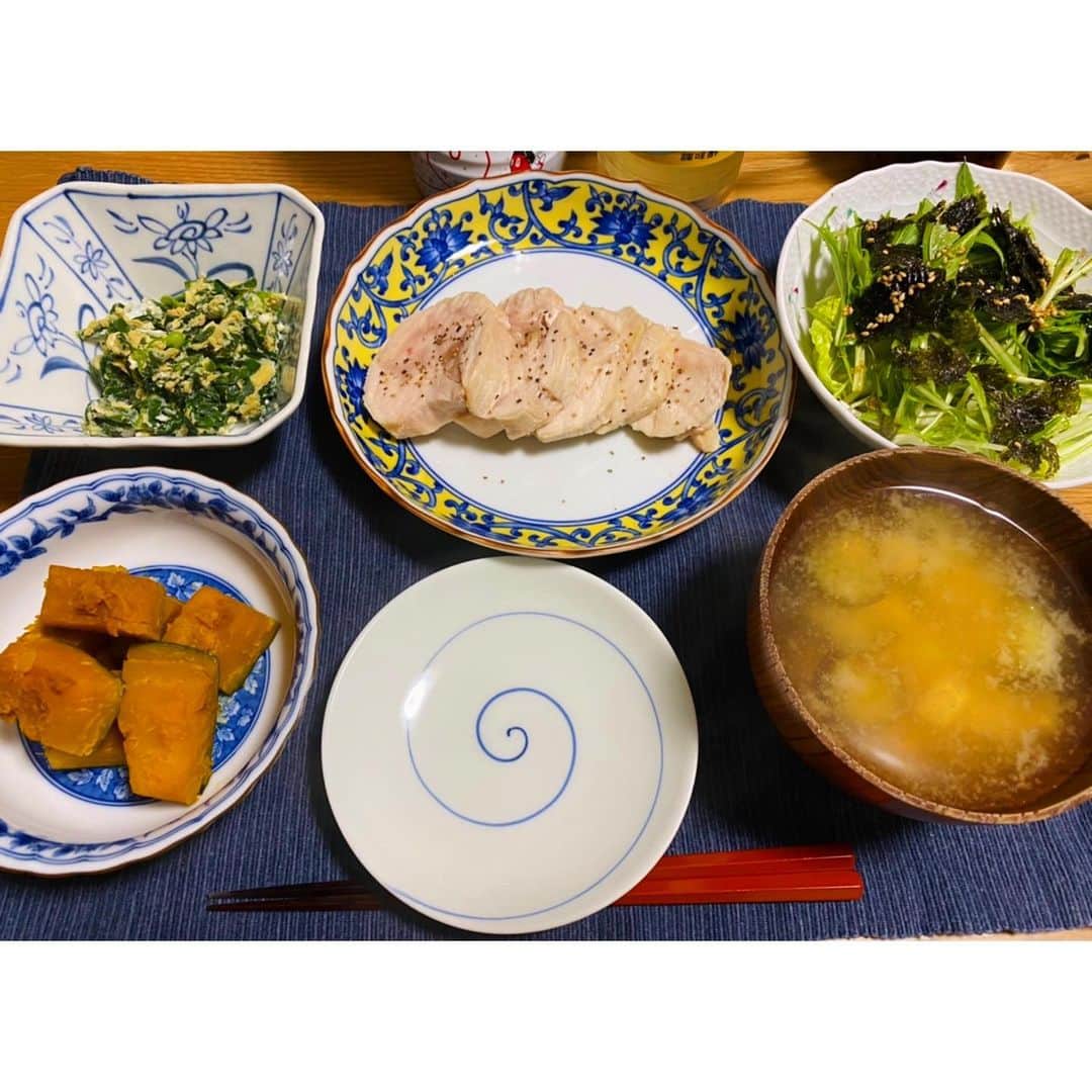 納富有沙のインスタグラム：「. Today's Dinner😋👌 . . . お久しぶりの #とみーずキッチン です。 今日は初めて鶏ハムを作ってみたよ〜！ 鶏胸肉がしっとり柔らかくなってとっても美味しかった😍❣️ 鶏ハム チョレギサラダ ニラ玉 かぼちゃの煮物 ナスとお豆腐のお味噌汁 でした🍽✨ たくさん食べて今日も健康に過ごしましょう〜☺️ . . . #cooking #cookingram #cookingathome #dinner #dinnertime #japanesefood #japanese  #japan #usa #actress  #クッキングラム #クッキング #おうちごはん #おうちご飯 #手作り #夜ご飯 #夜ご飯記録 #定食 #鶏ハム #チョレギサラダ #かぼちゃの煮物  #とみーずキッチン」