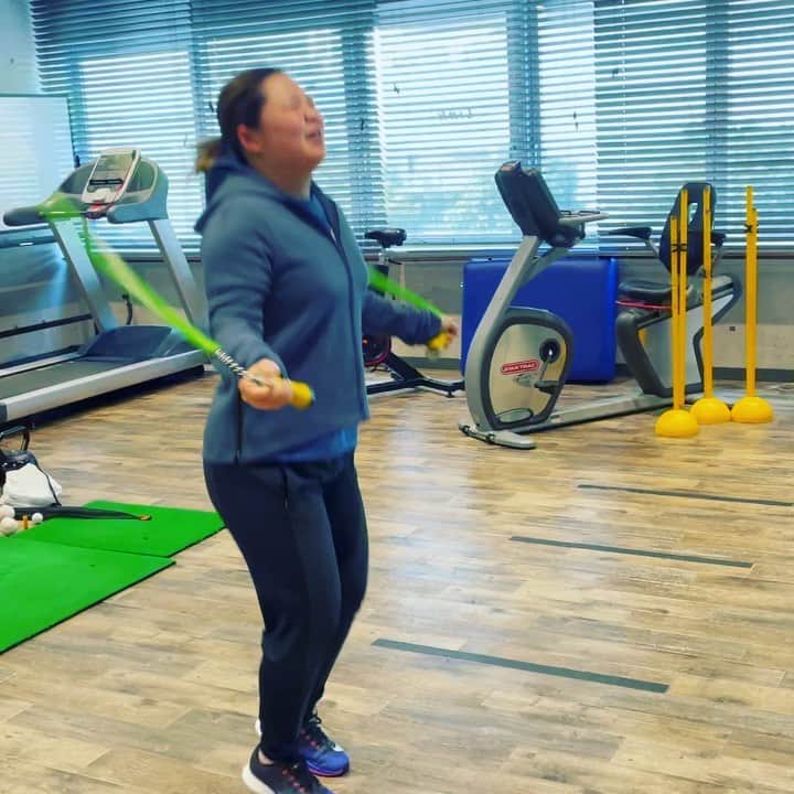 東浩子のインスタグラム：「トレーニングDAY まずアップは  総重量３キロの縄跳びから  皆さんも一緒に🤣💕笑笑 #トレーニング #だく汗トレーニング #Link #ジム」