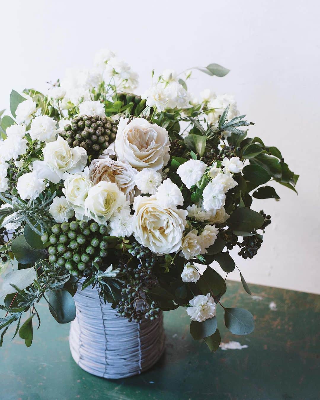 増田由希子のインスタグラム：「Whites and greens. #giftarrangement #giftflowers #rose #roses #ranunculus #whiteandgreen #floraldesign 写真は、御開店祝いのアレンジメントです。 花教室に長く通って下さっていた生徒さんが、フランス菓子のスイーツカフェをオープンしました。おめでとうございます！🎉🎊 @hiromi_and_co #バラ　#ラナンキュラス　#開店祝い　#フラワーギフト」