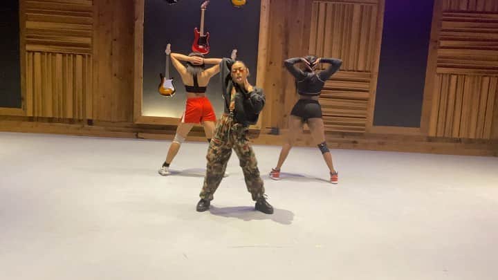 Kaelynn KK Gobert-Harrisのインスタグラム：「Thank you again ladieesssss mad grateful for you 🤎  Dancers: @nataviaholmes @dvariety__   ————————————————- ALSO! I’ll be teaching at @motivcrew this weekend! Mosey on down to their page and registerrrrrr!!! I cant wait to dance with you🥺」