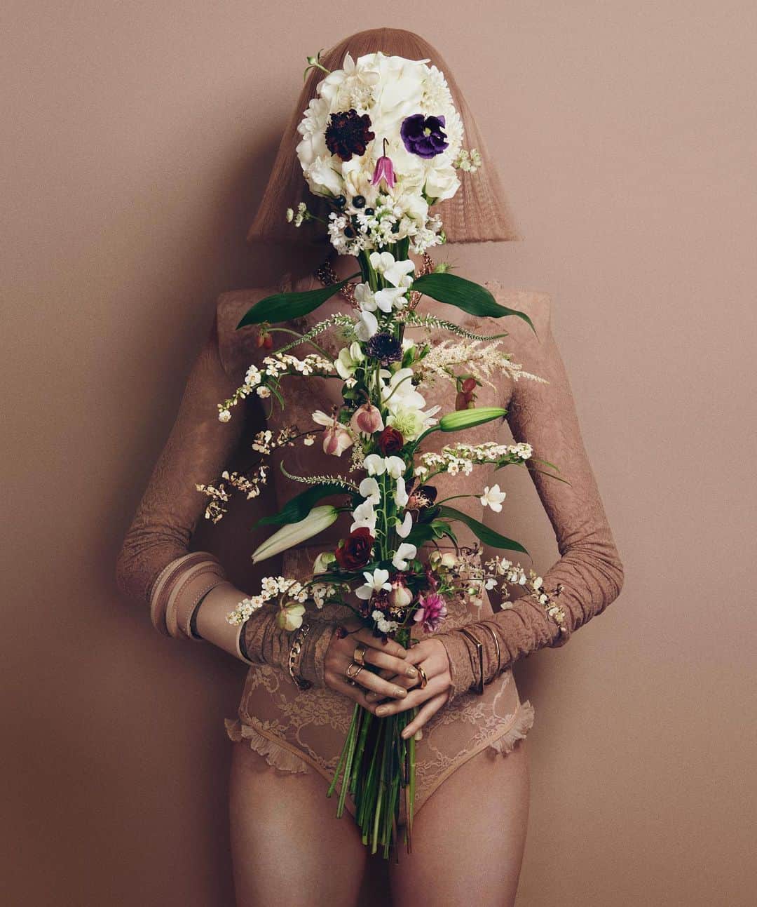 吉田ユニのインスタグラム：「#装苑 #3月号 1月28日発売　 3月号は連載ではなく、特集内でお花を使った作品をいくつか作っています。 他にもあるのでぜひ誌面でチェックしてみてください🌹 #flower  #skull」