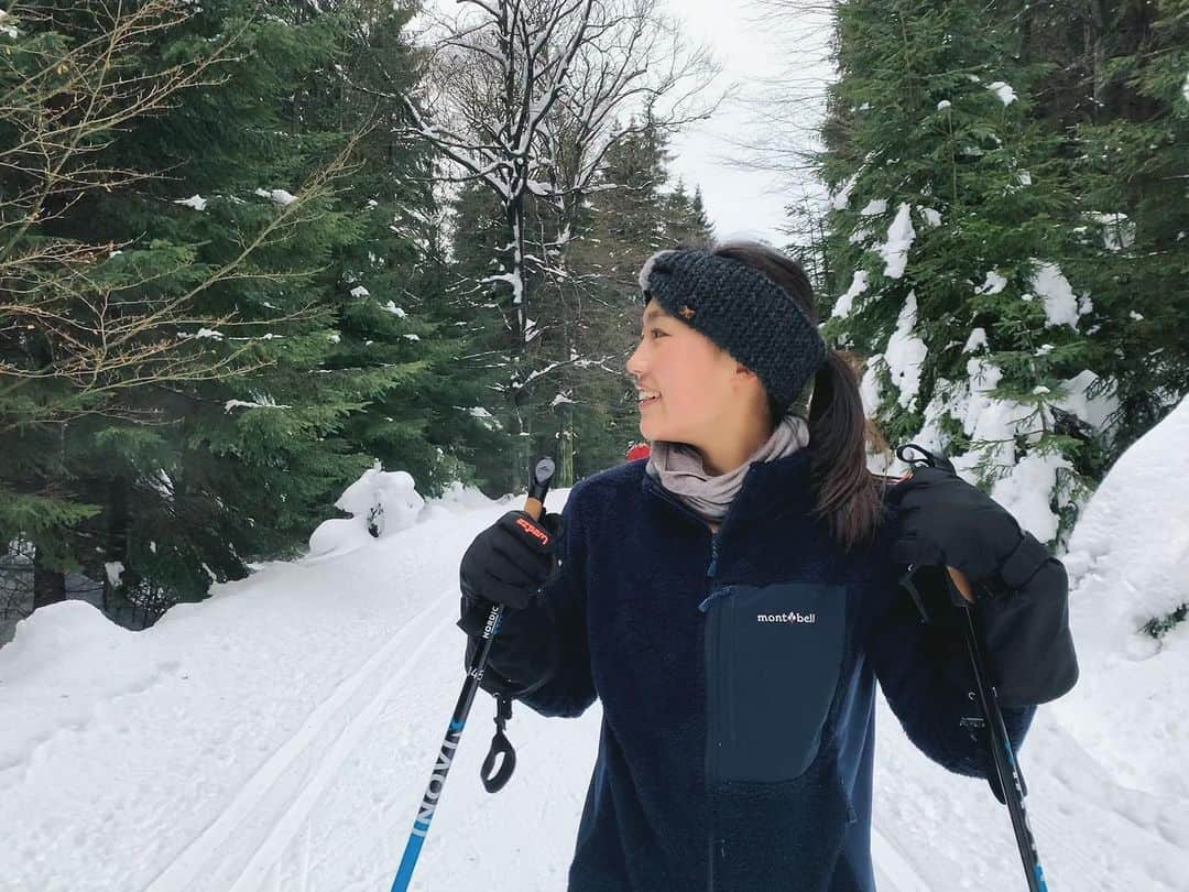八木愛莉のインスタグラム：「Feeling good to be on the snow, ﻿ Not feeling good when 5 years old girl is faster 😂😂﻿ ﻿ もの凄く小さい子供の方が、私より速いのは少し傷付くけど、雪の上を滑るのはとってもいい⛄️﻿ ﻿ #crosscountryskiing#mountain#snow#trainingcamp#skilife#winterprep#wintertraining#montbell#クロスカントリースキー#冬トレーニング#山籠り#モンベル」