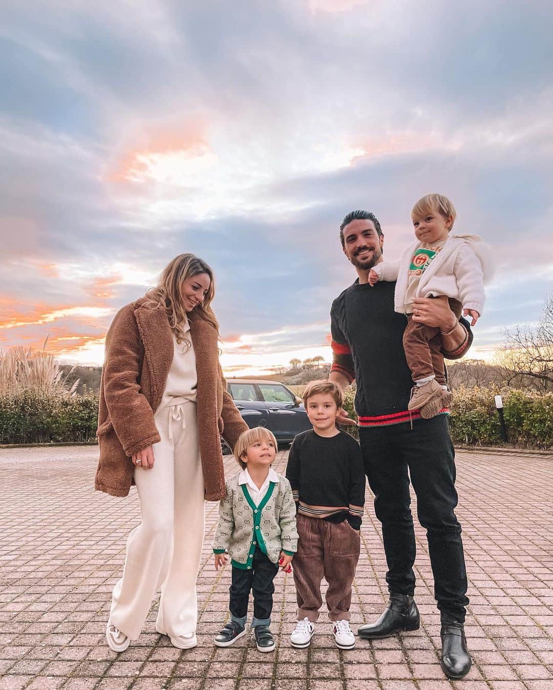 Mariano Di Vaioのインスタグラム：「Sunday sunset with them.  My heart couldn’t be happier ♥️」