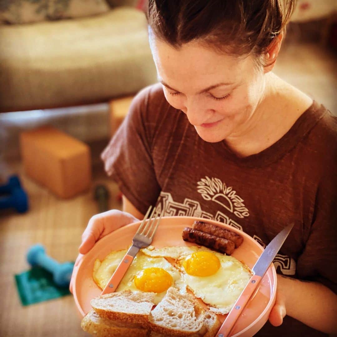 ドリュー・バリモアのインスタグラム：「My daughter made me this breakfast and I think it might be one of the best moments of my life. Like she did it while I was doing something else. All by herself and surprised me with it. I’m honored. I’m impressed. I’m holding this moment in my heart!!!!!!!!!!」
