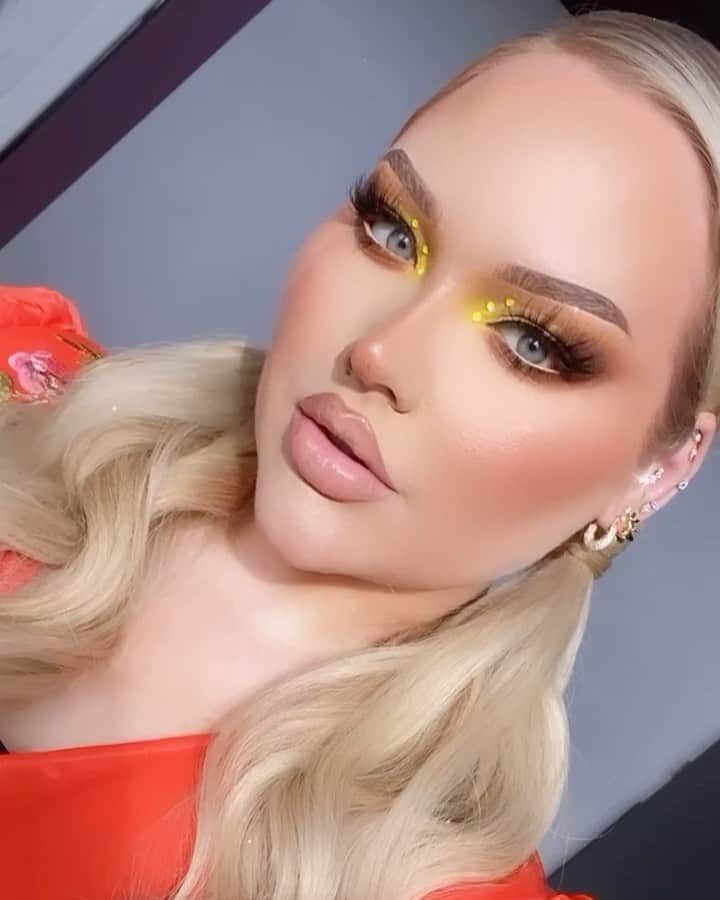 NikkieTutorialsのインスタグラム：「vla on the inner corners is ALWAYS a move 💛✨ get your hands on my @beautybaycom x NikkieTutorials palette while you can 😇」