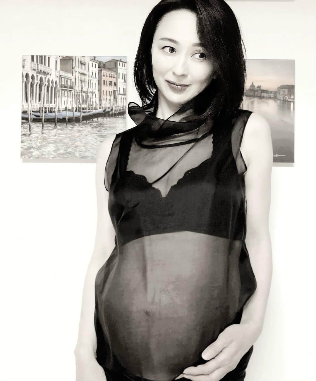 小松みゆきのインスタグラム：「🌷﻿ 写真サイズを間違えてしまったので﻿ 写真のみ再掲載です💦  #臨月 #マタニティフォト #コロナ禍出産 #臍帯血バンク #小松みゆき #maternityphotography」