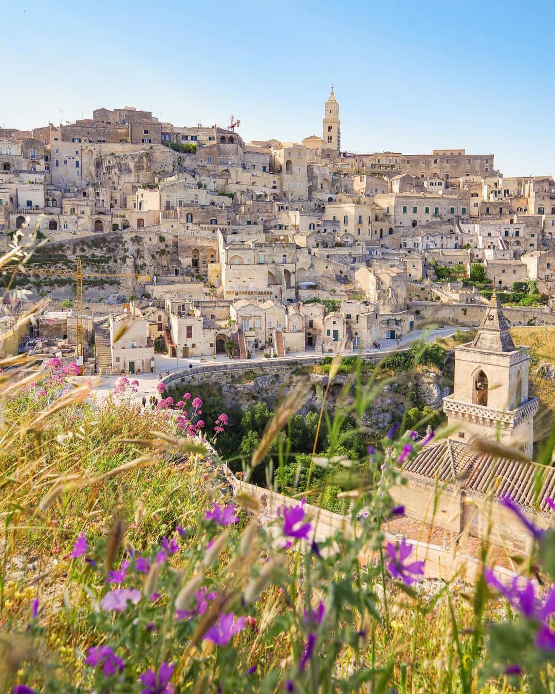 田島知華のインスタグラム：「【Italy🇮🇹Matera】“European Capital of Culture in 2019”. Matera is a sepia-colored world. This scenery feels nostalgic.  街全体が洞窟住居になっている世界遺産のマテーラ。 色の少ない建物ばかりだからこそ、花が一層華やかに見える町。  前から行きたいとは思っていたけど行ってみたら想像以上に良かった…！ 写真や映像だけでは伝わらないその場所の魅力ってありますよね。  北イタリアや南イタリアの有名な町とも全然違う、マテーラならではの景色。 ゆっくりと時間が流れていて、気持ちが穏やかになれる。また行きたい大好きな場所。 Copyright © TAJIHARU  PENTAX K-1 MarkⅡ  HD PENTAX-D FA 15-30mmF2.8ED SDM WR _ #たじはるトリップ #TAJIHARU_italy #イタリア #南イタリア #マテーラ #ヨーロッパ #女子旅 #旅ガール #カメラ女子 #イタリア旅行 #italy #southitaly #basilicata #matera #europe #igerseurope #igersitaly #topeuropephoto #topitalyphoto #visititaly #visitmatera #europeancapitalofculture #europeancapitalofculture2019 #wonderful_places #beautifuldestinations #beautifulplace #earthpix #discoverearth」