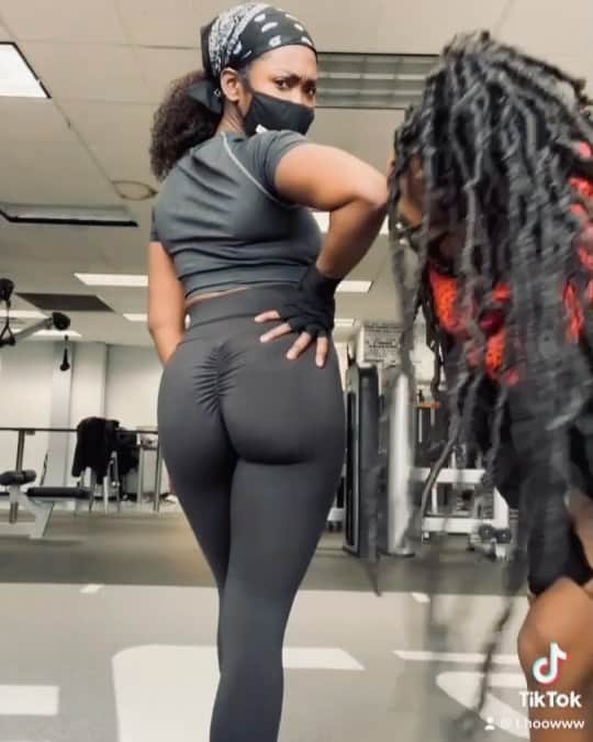 Lacy Redwayのインスタグラム：「Dear Diary,  On Tuesday’s we Buss It. 😝🏋🏾‍♀️  #bussitchallenge   You guys see how much fun @t.hoowww and I have at the gym.  I get asked what did you do; the truth is, you have to find your rhythm and motivation for it to become consistent. Otherwise, it feels like a chore, so you will not continue. My trainer matches my energy well; I think that’s important if you are choosing to train with someone. We can have fun like this after workouts, but when it’s time to go to work...we work.💪🏾   This is my first tik tok challenge; my trainer thinks  I should get on tik tok; what do you guys think?   I post videos sometimes up in stories of more workouts.  Have a blessed day guys, be safe!」