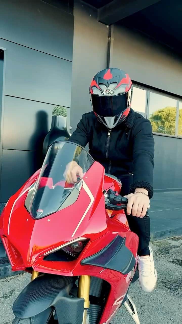 Mariano Di Vaioのインスタグラム：「Choose style, and be safe with @airohelmet_official #adv 🏍」