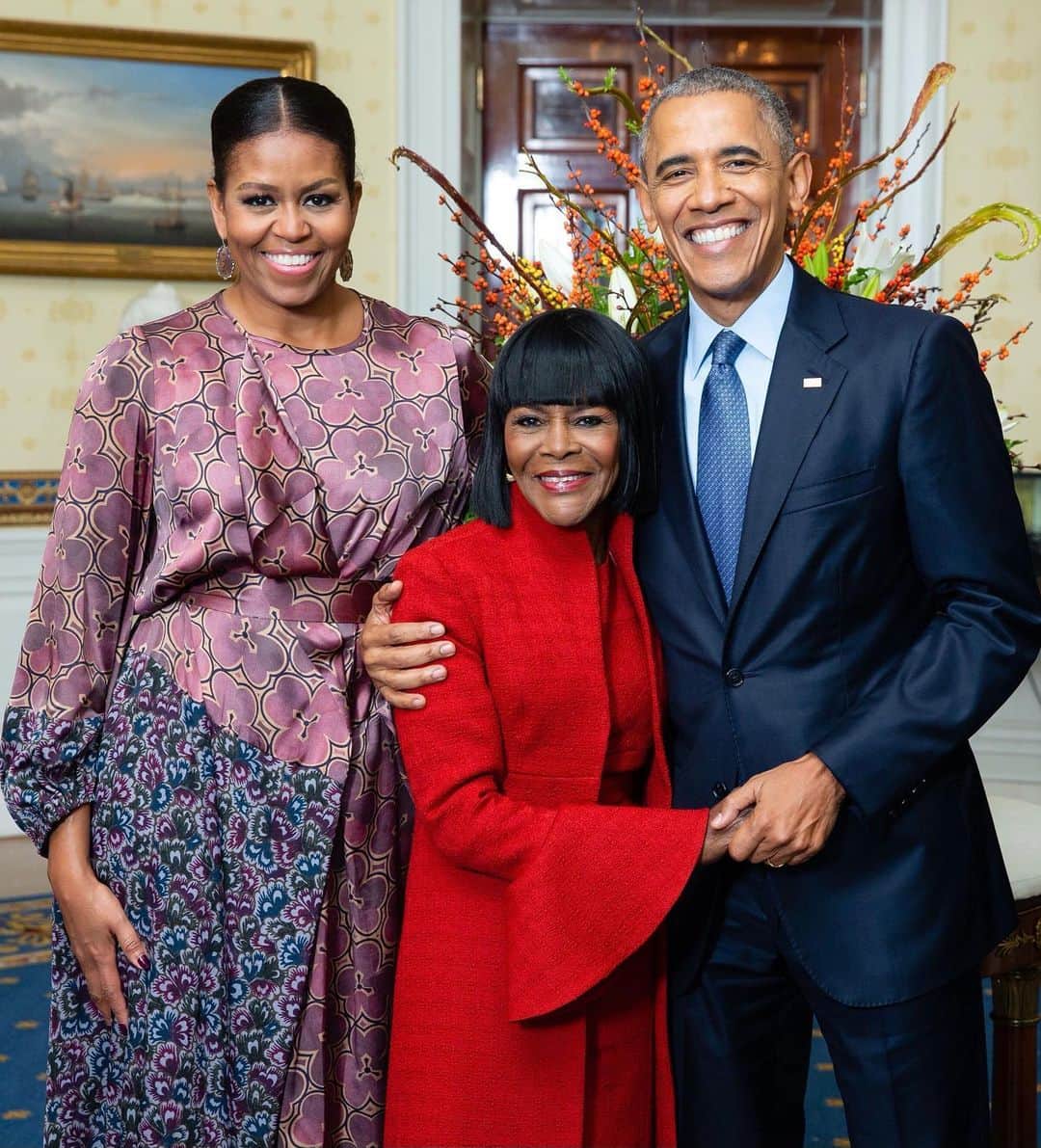 Barack Obamaのインスタグラム：「When Cicely Tyson was born, doctors predicted she wouldn’t make it three months because of a murmur in her heart. What they didn’t know, what they couldn’t know, was that Cicely had a heart unlike any other — the kind that would not only beat for 96 more years but leave a mark on the world that few could match.  In her extraordinary career, Cicely Tyson was one of the rare award-winning actors whose work on the screen was surpassed only by what she was able to accomplish off of it.  Cicely wasn’t exactly destined for Hollywood. When she was a child, her mother — a hardworking and religious woman who cleaned houses — didn’t even let her go to the movies. But once Cicely got her education, she made a conscious decision not just to say her lines but to speak her truth.  At a time when parts for actors who looked like her weren’t easy to come by, she refused to take on roles that reduced Black women to their gender or their race. Sometimes, that meant she would go years without work. But she took pride in knowing that whenever her face was on camera, she would be playing a character who was a human being — flawed but resilient; perfect not despite but because of their imperfections. Across all of her performances, in legendary productions ranging from “Sounder” to “The Trip to Bountiful” to “The Autobiography of Miss Jane Pittman,” she helped us see the dignity within all who made up our miraculous — and, yes, messy — American family.  Michelle and I were honored when Cicely came to the White House to accept the Medal of Freedom, knowing she was one of the many giants upon whose shoulders we stood — a trailblazer whose legacy couldn’t be measured by her Emmys and Tony and Oscar alone, but by the barriers she broke and the dreams she made possible.  We are sending our thoughts and prayers to every member of Cicely’s family and to all of those who loved her. And while we are saddened that her heart finally came to a rest today, there is comfort in knowing that she will always live on in ours.」