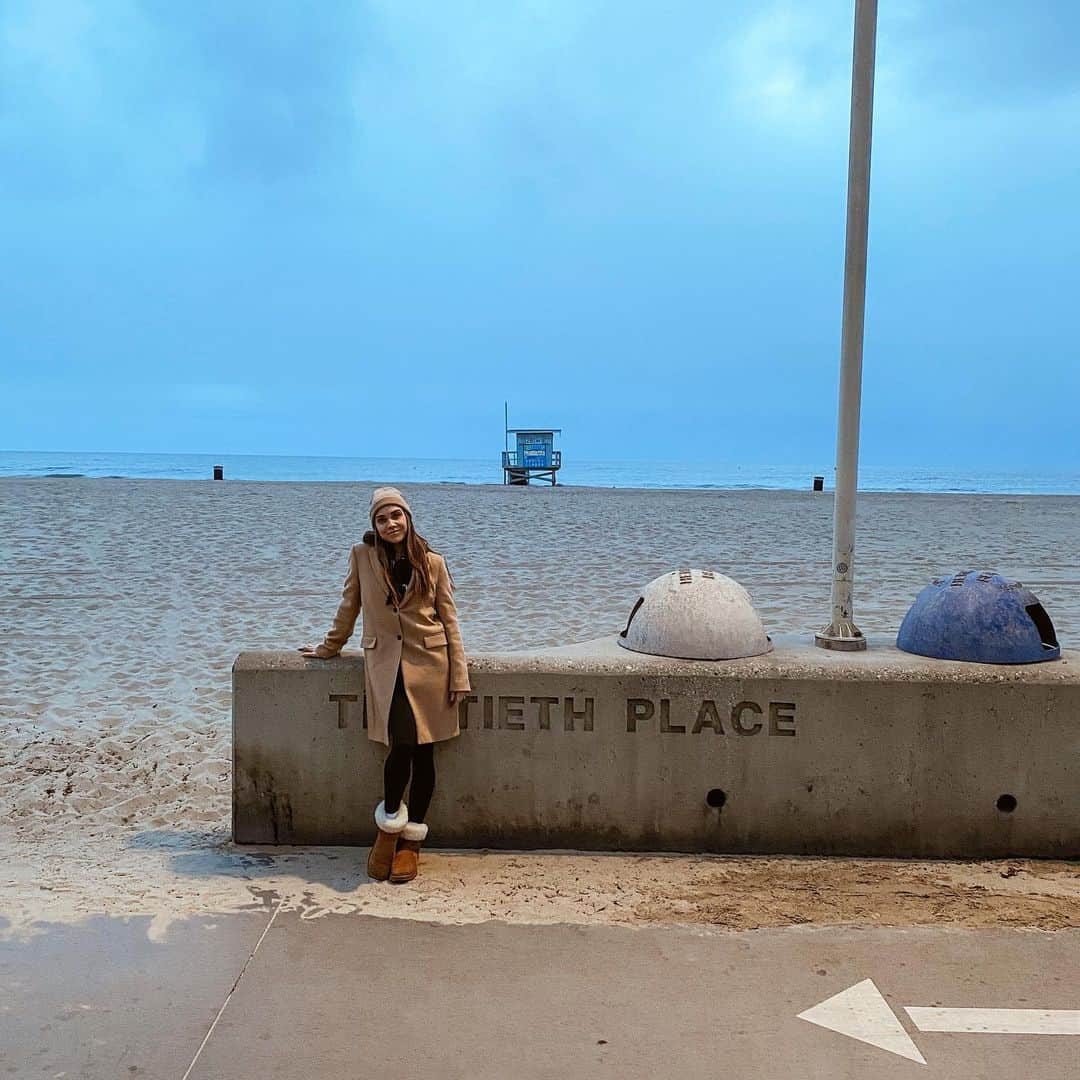 ジェナ・ジョンソンのインスタグラム：「A gloomy beach stroll gives me all the feels 🤍 Anyone else loving this cold/rainy weather?!」