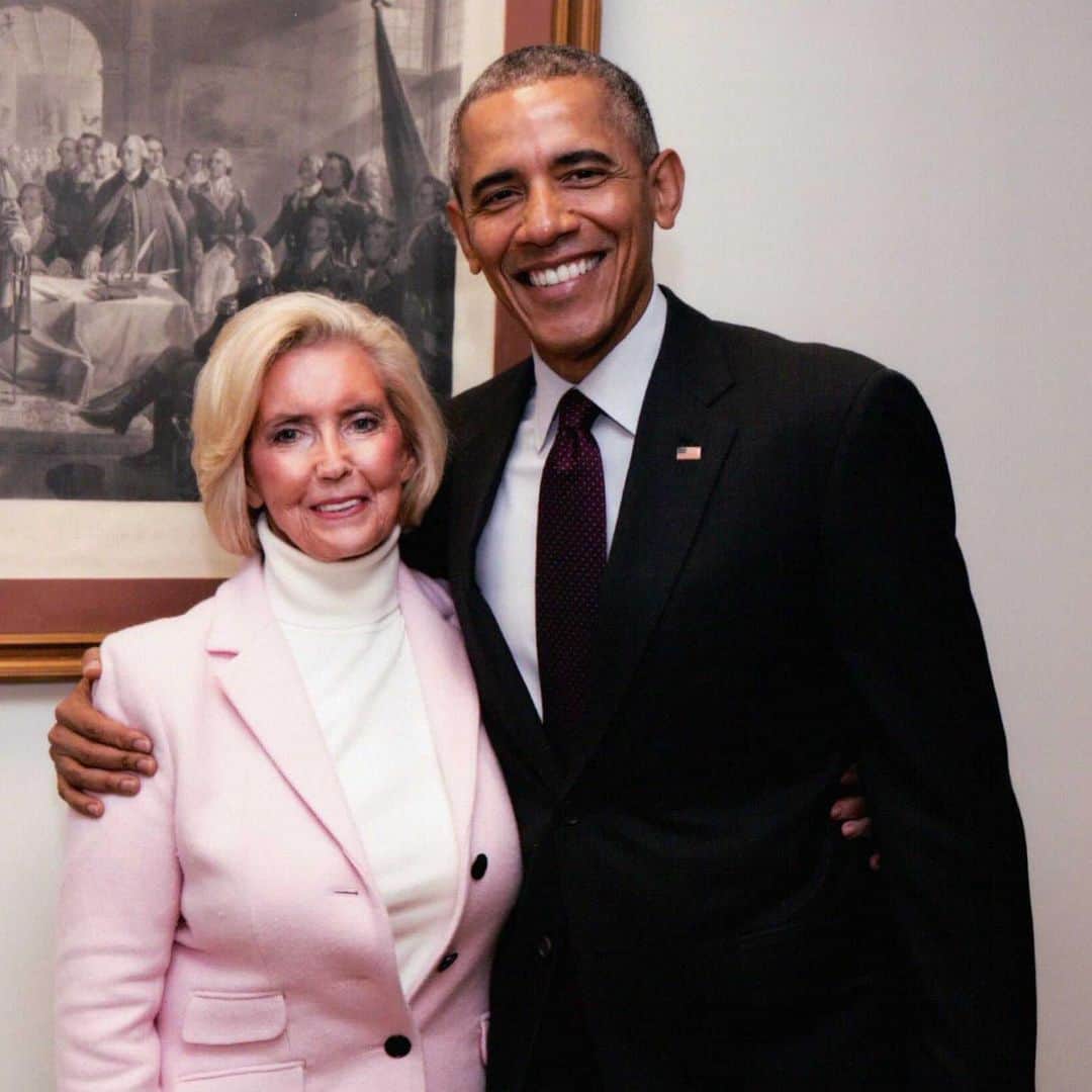Barack Obamaのインスタグラム：「On this day in 2009, I signed my first bill into law: the Lilly Ledbetter Fair Pay Act. The legislation was named after an unassuming Alabaman who deep into a long career at the Goodyear Tire & Rubber Company, had discovered that she’d routinely been paid less than her male counterparts.  Lilly would go on to file a wage discrimination suit against the company. It should have been a slam dunk, but in 2007, defying all common sense, the Supreme Court had disallowed the lawsuit. According to Justice Samuel Alito, Title VII of the Civil Rights Act required Lilly to have filed her claim within 180 days of when the discrimination first occurred—in other words, six months after she received her first paycheck, and many years before she actually discovered the pay disparity. For over a year, Republicans in the Senate had blocked corrective action (with President Bush promising to veto it if it passed). But thanks to the quick legislative work by our emboldened Democratic majorities, the bill sat ready to be signed on a small ceremonial desk in the East Room.  Lilly and I had become friends during the campaign. I knew her family, knew her struggles. She stood next to me that day as I put my signature on the bill, using a different pen for each letter of my name. I thought not just about Lilly but also about my mother, and my grandmother, Toot, and all the other working women across the country who had ever been passed over for promotions or been paid less than they were worth. The legislation I was signing wouldn’t reverse centuries of discrimination. But it was something, a small step forward. This is why I ran, I told myself. This is what the office can do.」