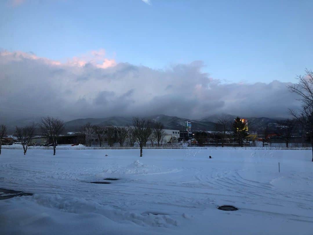 山口森広さんのインスタグラム写真 - (山口森広Instagram)「北海道、伊達。 海があって、山があって、広大で、心がすーーっとなります。 公演もあと三ステージ。 あと少しだ。大切に。大切に。  1月31日（日）17:00〜 #北海道 #だて歴史の杜カルチャーセンター 大ホール  お待ちしております。  詳細はこちら wp.oneor8.net/next/」1月30日 23時33分 - shigehiroyamaguchi