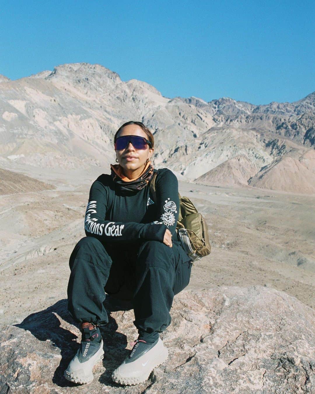 Nike Womenのインスタグラム：「Take a hike. No, but like actually take a hike and if you do, do it with @evemeetswest, founder of @hikeclerb. 🏃🏽‍♀️After noticing the lack of women and BIPOC in the outdoor space, Evelynn put on her boots and got to work by creating Hike Clerb, a space that brings women together to learn and heal in nature.🌲Check out the rest of Evelynn’s story at the link in the bio. #ACG」