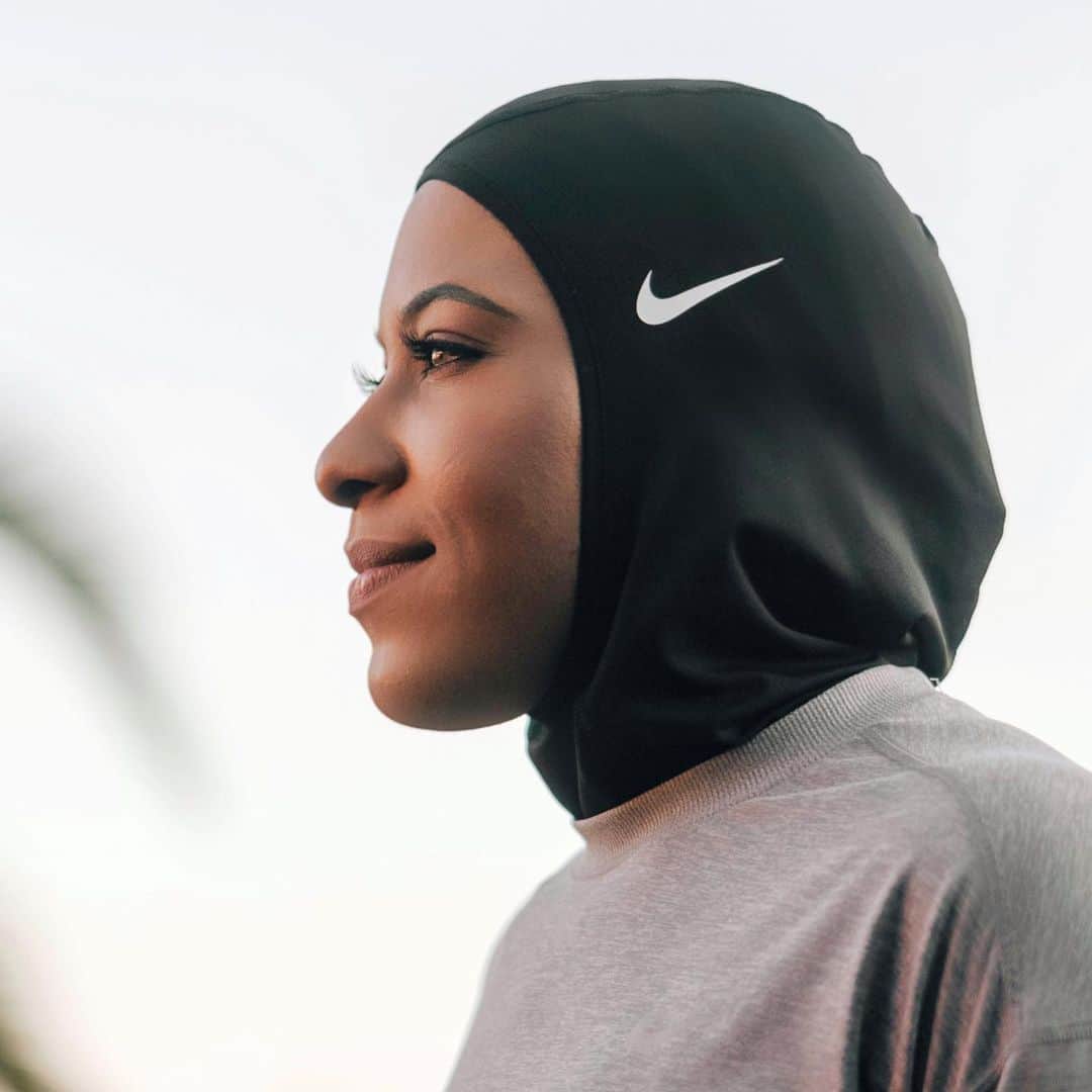 イブテハージ・ムハンマドのインスタグラム：「This #WorldHijabDay I want to recognize all hijab-wearing athletes who are breaking barriers and reaching their full potential through sport. Together, we can help level the playing field for all girls. Check out the #MadetoPlay Hijab Playbook developed by @Nike in partnership with @HijabiBallers and loukilihouda. Girls who move, move the world 🌎🧕🏾🤺🏀⚽️🎾🏋🏽‍♀️」