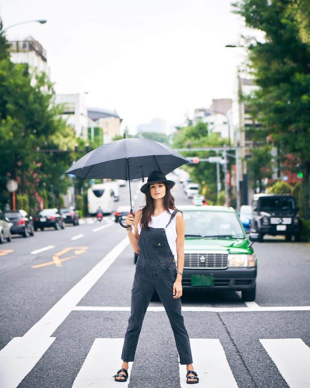 ケリーのインスタグラム：「Keep warm & Carry an umbrella ☔️ ・ 暖かくして、雨に負けない☔️👍 ・ 皆さん、良い一日を過ごしてください❣️ ・ #rainingdays#tokyo#keepcalm」