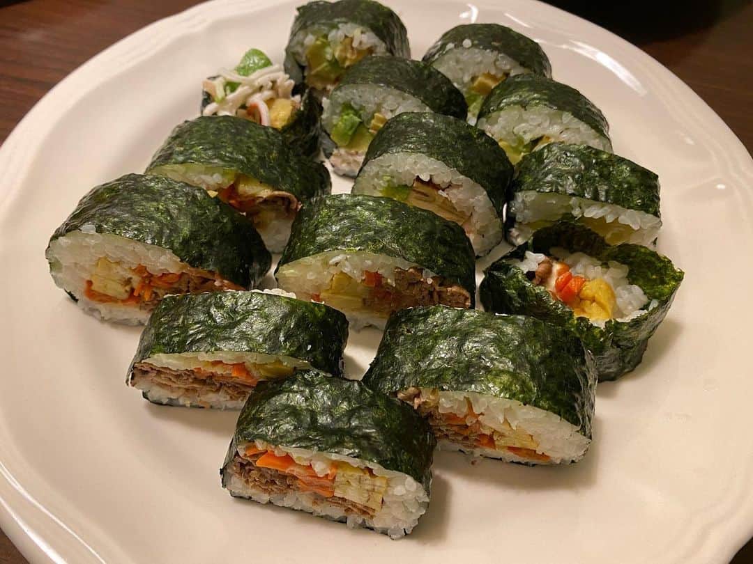 宮原智子のインスタグラム：「節分👹“Setsubun” festival   節分にちなんで巻き寿司初挑戦です。お刺身を買いに行けなかったので、冷蔵庫にあるもので作ってみました😋  I made sushi rolls for my first time! I couldn’t go buy the sashimi so just made it with some things in my fridge 🤣  #節分 #鬼は外福は内 #手作り #おうちごはん #sushirolls」