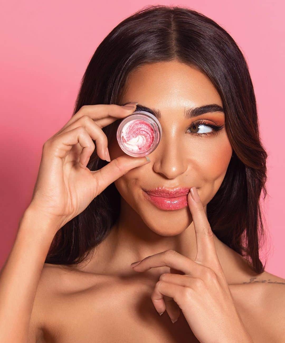 Chantel Jeffriesのインスタグラム：「Hit me on my hotline ☎️ New for @trulybeauty GLOAT collection 😘 everything you need for the #greatestlipsofalltime」