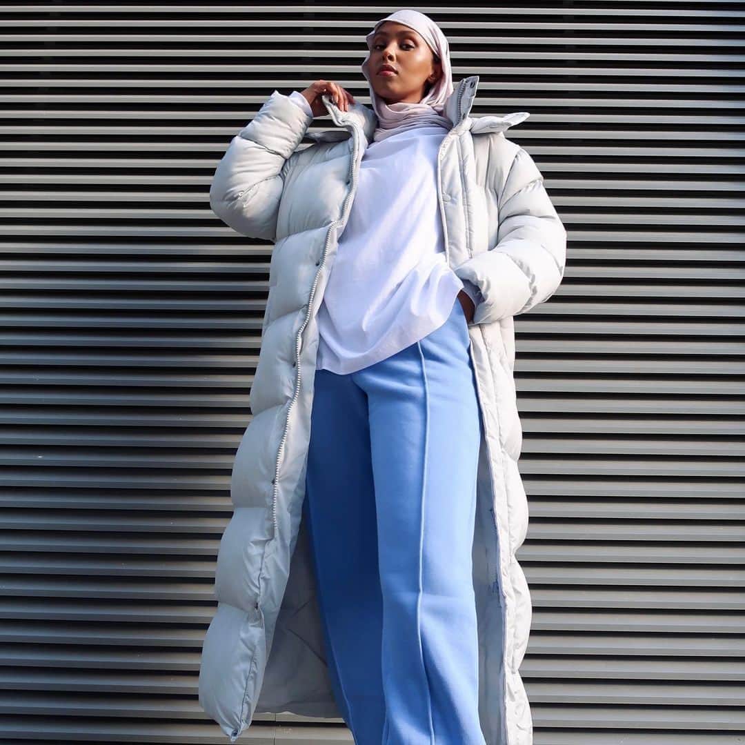 ASOSのインスタグラム：「The next best thing to actual duvet days ☁️  @_khadijaa_ [she/her]​ As Seen In the ASOS DESIGN floor-length puffer [1786977]」