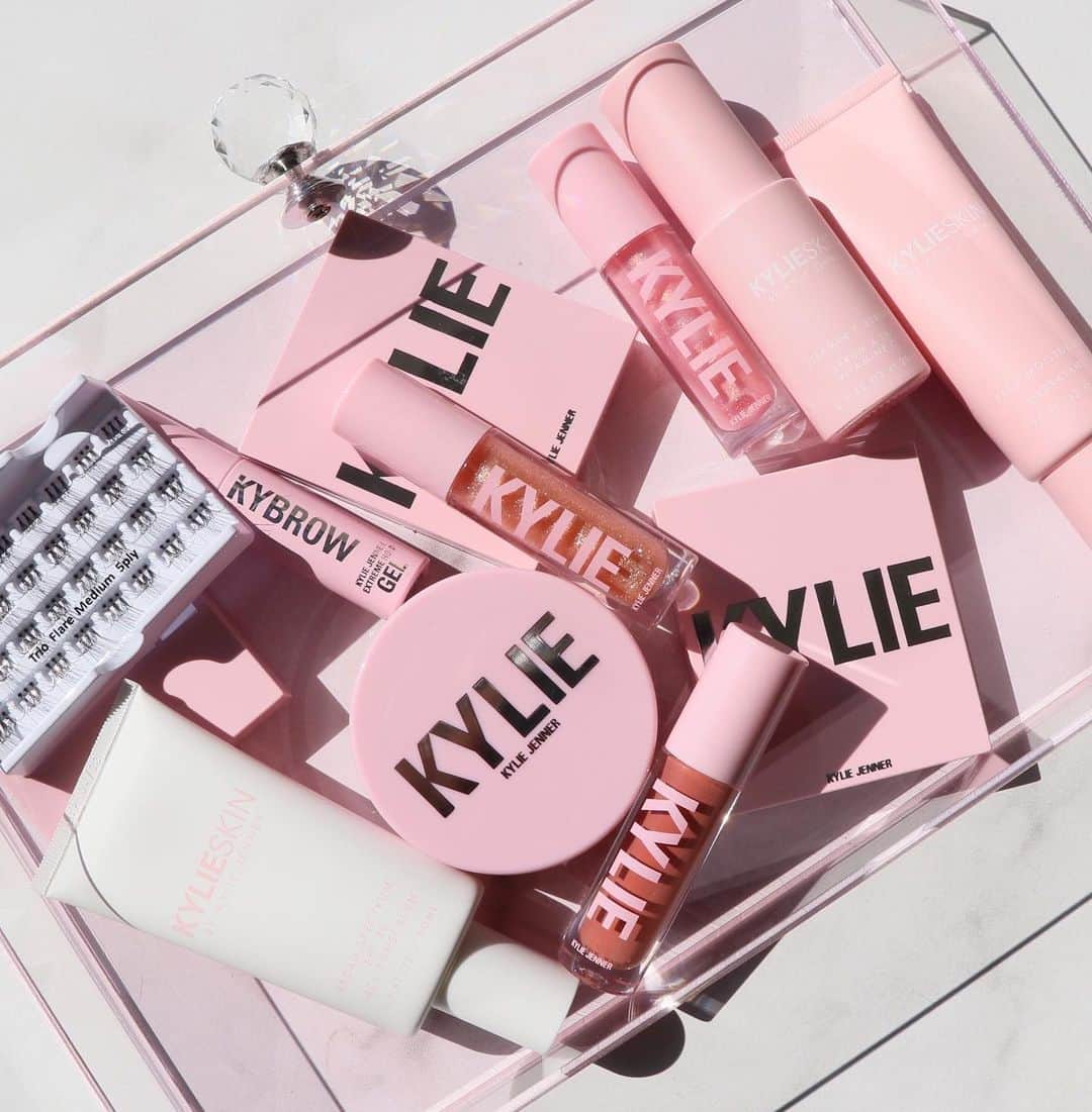 Kylie Cosmeticsのインスタグラム：「skincare before makeup, always! 💗 shop your @kylieskin and makeup must-haves now on kyliecosmetics.com and kylieskin.com 🥰⁠⁠」
