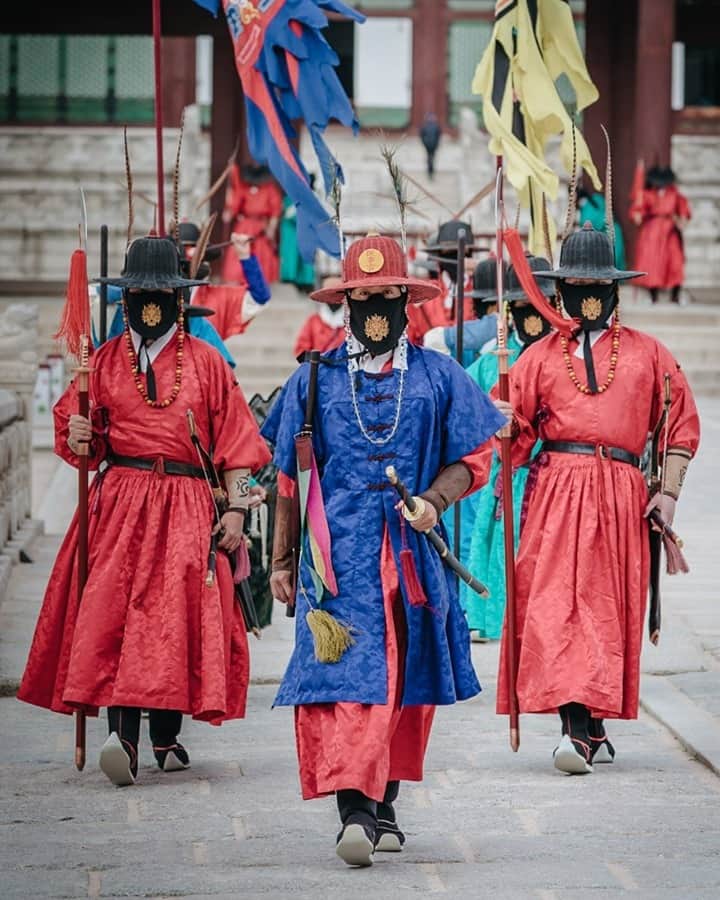 National Geographic Travelのインスタグラム：「Photo by @junmichaelpark / Performers reenacting royal guards from the Joseon dynasty patrol the perimeters of Gyeongbokgung Palace in Seoul. The palace, usually bustling with international visitors, is empty these days. The guards are wearing masks embroidered with a pattern of a Dokkaebi, a mythical creature from Korean folklore. Though often mischievous, Dokkaebi are also believed to protect against plagues.  For more photos and stories from Korea, follow @junmichaelpark and @seoulphotographer.」