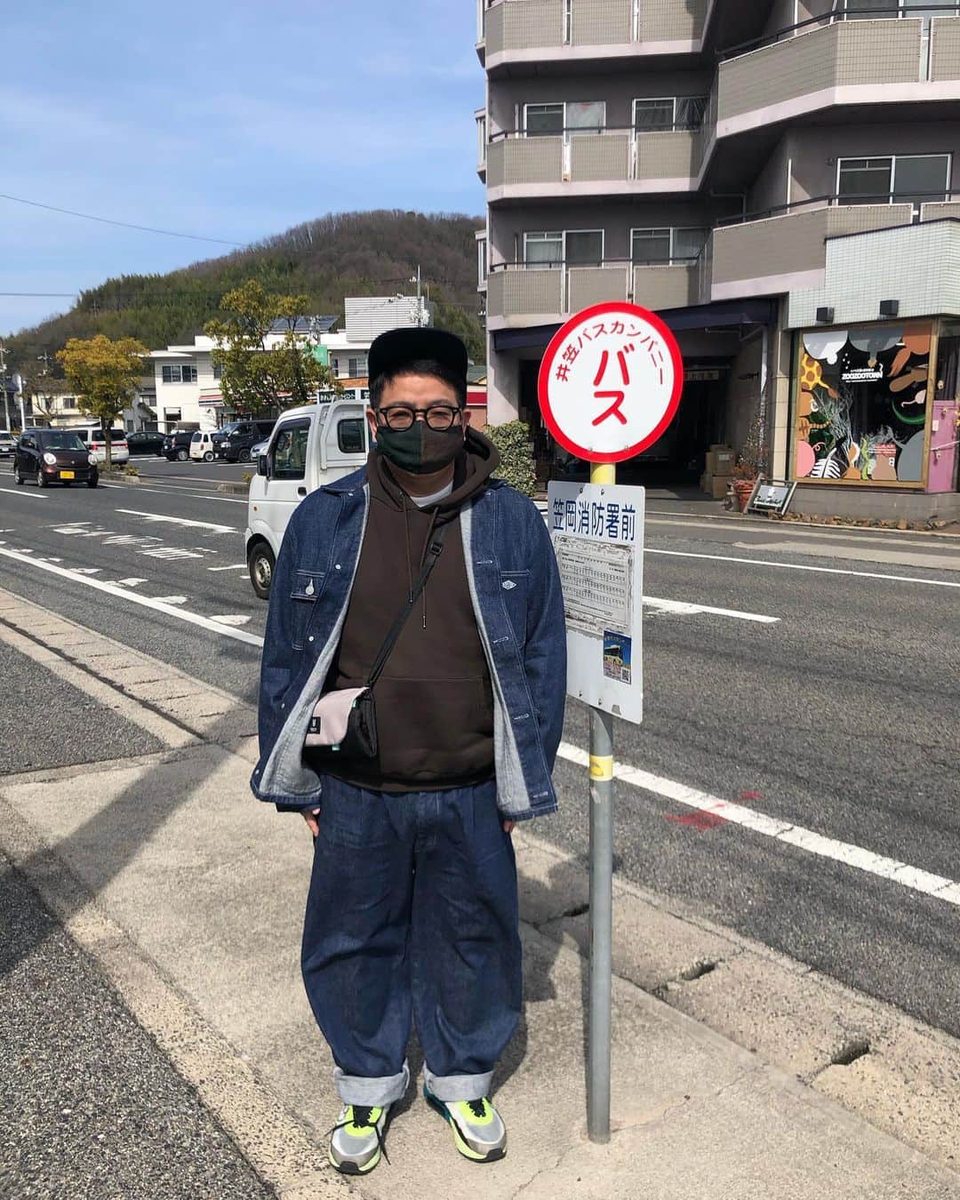 岩橋良昌のインスタグラム：「バス停ちっちゃ」