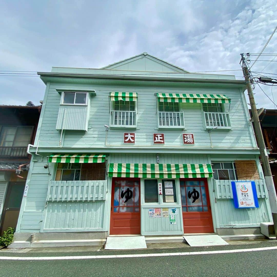 長谷川初範のインスタグラム：「愛媛県八幡浜氏の商店街の一角にある銭湯♨️ 気になる。」