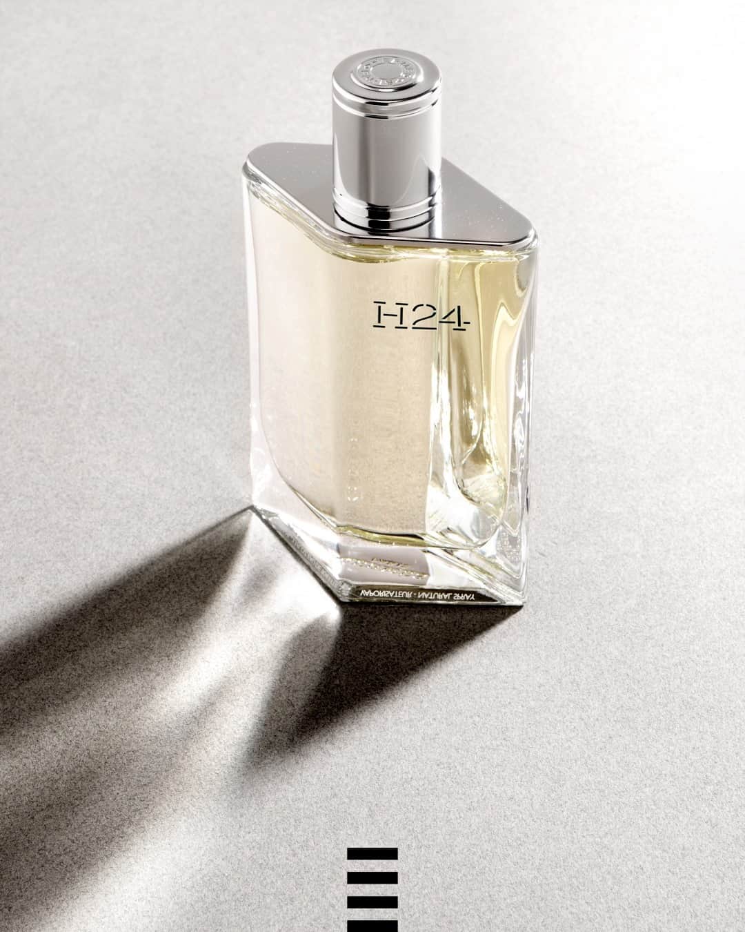 セフォラのインスタグラム：「Explorez H24, un parfum masculin inédit signé @hermes. La fusion d'une sauge enveloppante, d'un narcisse électrique, d'un bois de rose vivifiant et d'une note sclarène métallique et chaude. À découvrir maintenant chez SEPHORA.  #SephoraFrance #HermesH24」