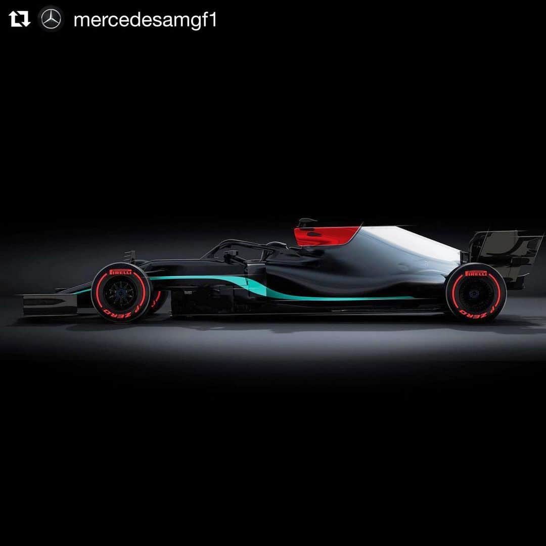 F1のインスタグラム：「Sneak peek from @mercedesamgf1 👀  Big week coming up! Mercedes reveal the W12 on Tuesday (2 March), the same day that @alpinef1team launch the A521. Then it’s: Wednesday - @astonmartinf1 Thursday - @haasf1team (livery) Friday - @williamsracing  #F1 #Formula1 #F1Launch #F12021」