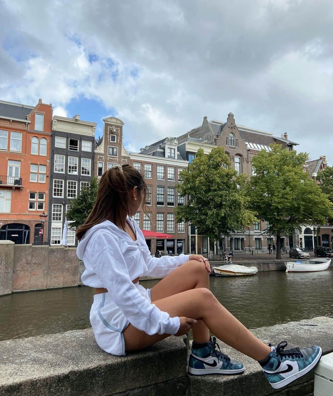 Brandy Melville Europeのインスタグラム：「Dutch Babes!! 🇳🇱 Our Amsterdam and Utrecht stores are opening again this Wednesday March 3rd at 10:00! Starting March 1st you can call the store to make a reservation. Make sure you call 4 hours ahead of time.  Hurry!! We can’t wait to see you again ✨  Amsterdam: +31 020 330 00 71 Utrecht: +31 30 303 00 74」