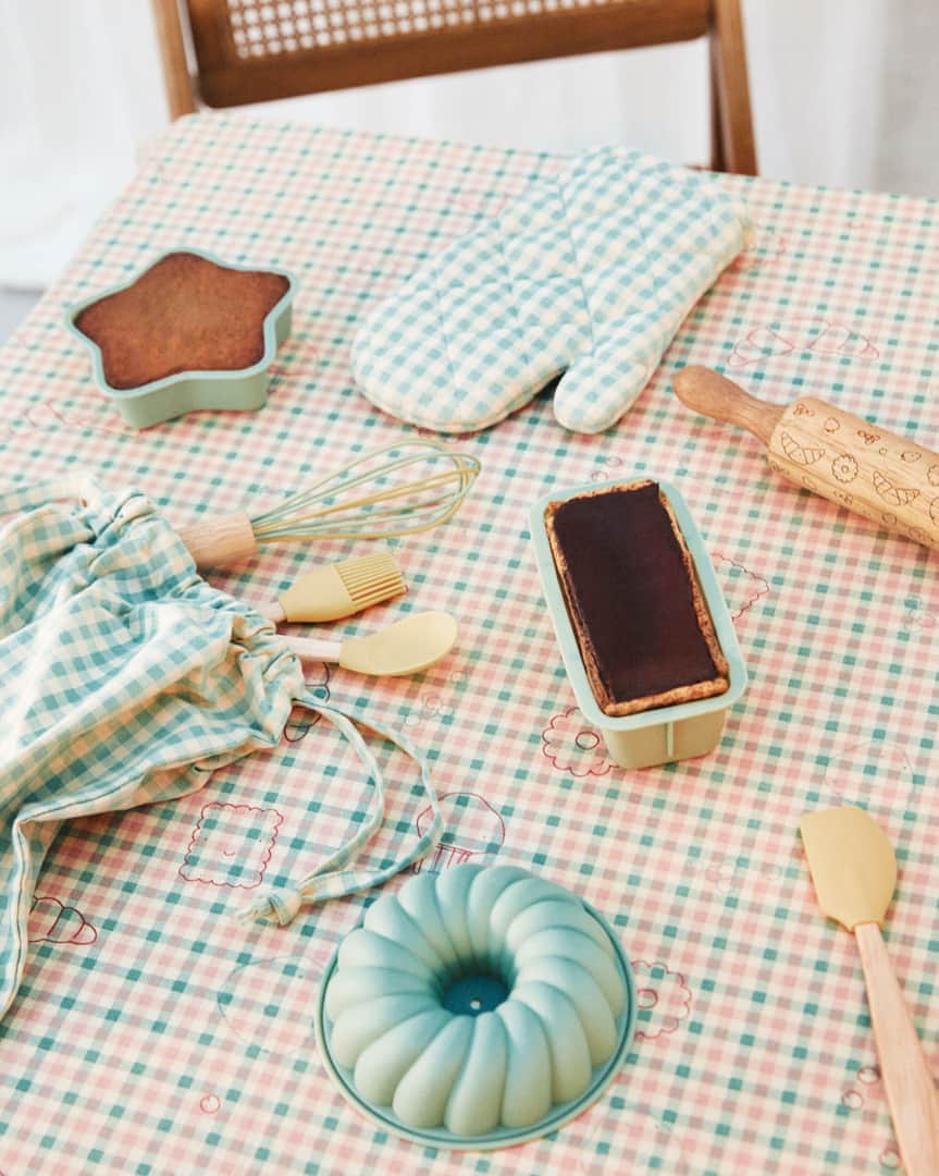 Zara Homeのインスタグラム：「A LITTLE TENDERNESS · Discover the new Bakery Kids Capsule Collection: Chef shirts, hats and aprons, small pastel-coloured silicone moulds and utensils made of professional materials, but all mini-sized. Find out the new edit and the collection at zarahome.com」