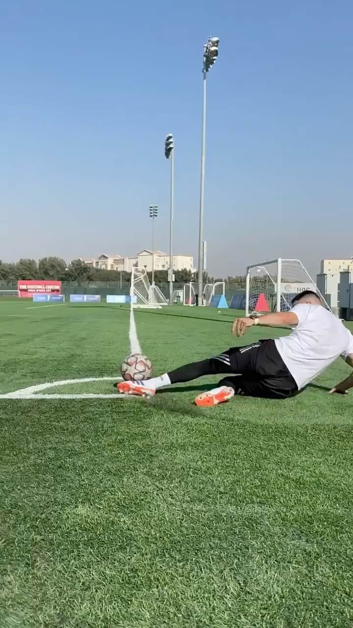 F2Freestylersのインスタグラム：「Imagine one of your mates done this in a match. Tag someone who would probably try?? 🤣🤪」