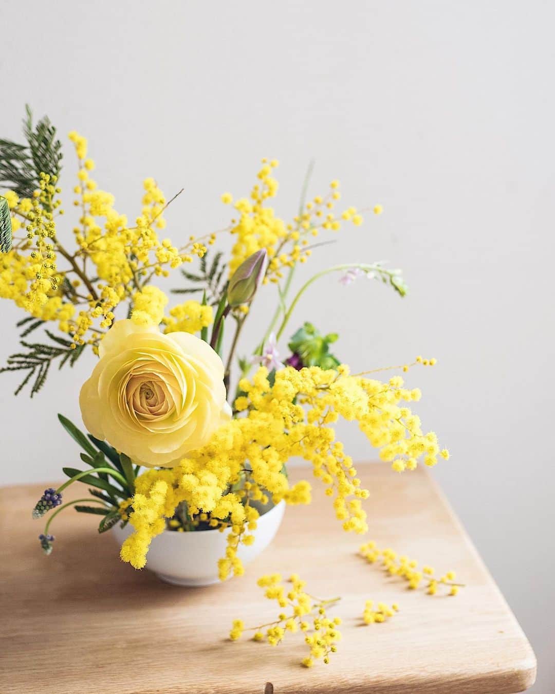 増田由希子のインスタグラム：「Spring inside 💛 #ranunculus #mimosa #tulip #yellowflowers 春のMoribanaアレンジメントは、 眩しいくらいの黄色💛 🌱 NHK文化センター4月期講座の募集が始まります。詳細は、HPをご参照ください。 #ラナンキュラス　#ミモザ #NHK文化センター横浜教室今月の花」