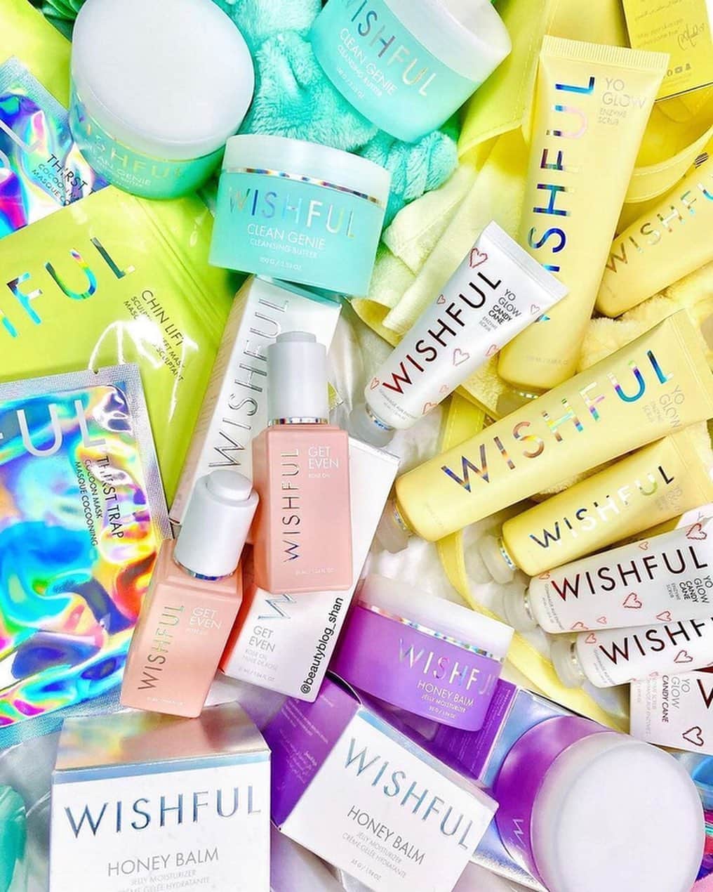 Huda Kattanのインスタグラム：「👑 HUGE WORLDWIDE #GIVEAWAY 👑 It's time to normalize REAL beauty and embrace your skin journey - pores and all!! To celebrate #wishfulskin's first birthday, we're giving away the FULL @wishfulskin range to 50 of you beautiful people 💛 For the chance to #win, all you have to do is: ✨ Share your real skin selfie* & tag @wishfulskin & #NormalizeRealBeauty ✨ Follow @wishfulskin ⠀⠀⠀⠀⠀⠀⠀⠀⠀ Contest ends on 1st Mar 9PM GST & winners will be announced on www.hudabeauty.com. *Please make sure your account is public so we can see your beautiful post! Please make sure it's a real skin selfie without makeup, filters or editing. Good luck my loves! Love you all sooo much💖 ⠀⠀⠀⠀⠀⠀⠀⠀⠀ Thank you so much for sharing my loves @beautyblog_shan @mini.j2 @skincaremad @__orquideah_ @by_ner_bawse @twinsbeautycorner_2」