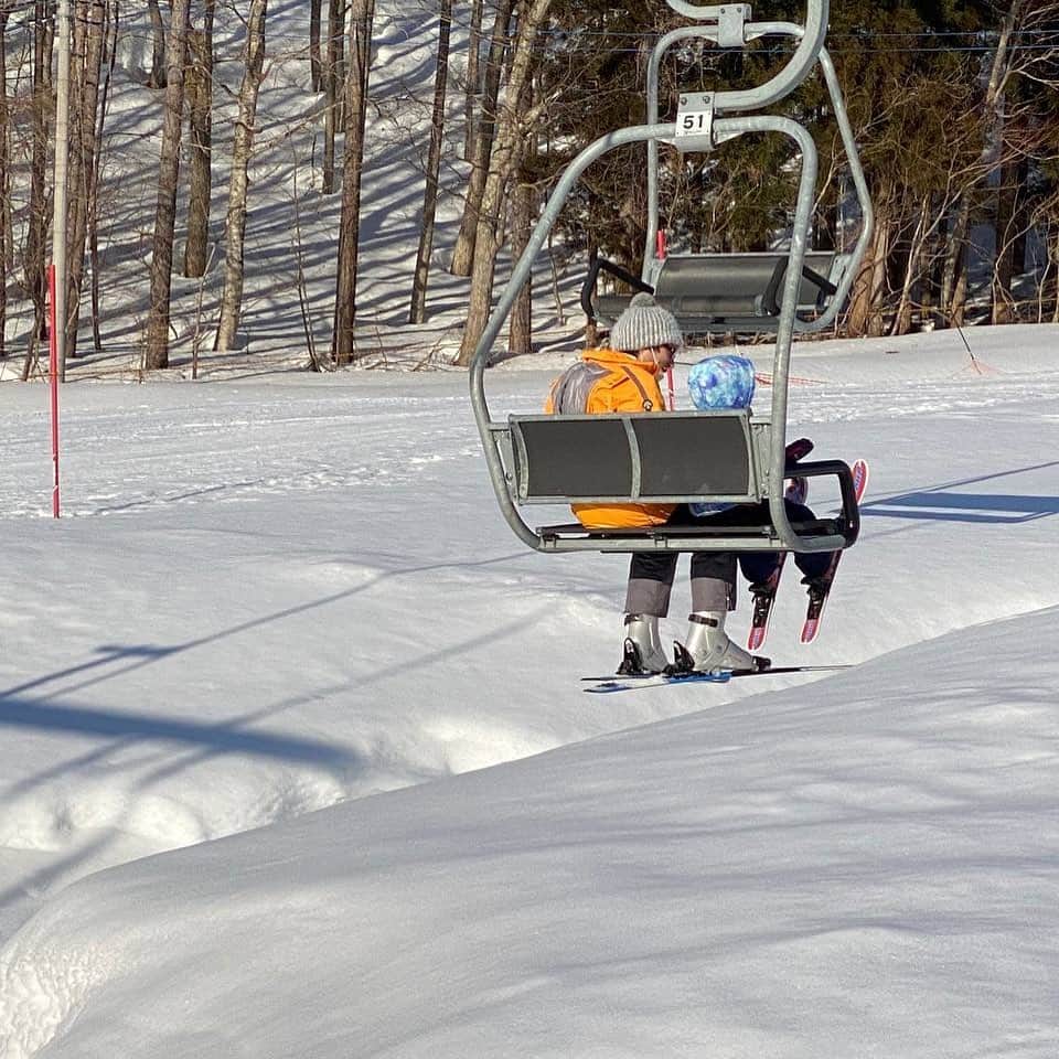 竹田恒泰のインスタグラム：「初めて娘にスキーをさせた。」