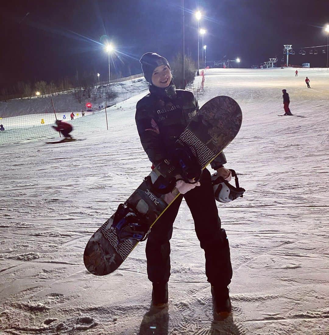 ニナ・ビスローバのインスタグラム：「Никогда не понимала , почему столько людей влюбленны в сноуборд , теперь понимаю 💙 — спасибо Саша @technodead , ты лучший тренер с котором чувствуешь себя в безопасности каждую секунду ! #moscow #мояжизнь #in #love」
