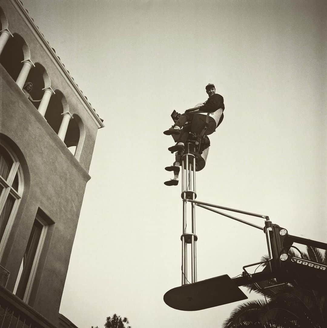 フェドン・パパマイケルのインスタグラム：「#setlife🎥  is this safe? How many risers can you string togegether onto a Titan crane #oldschool #1990 #poisonivy  #phedonpapamichael  #cinematography」