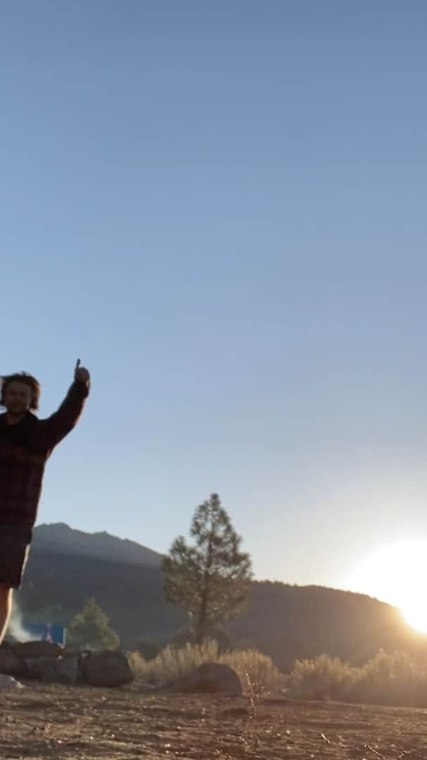 アシュトン・アーウィンのインスタグラム：「Went for a camp up towards sequoia and caught the sun peaking over the mountains! This was about 6:20 am! I love Mother Earth 🏕❤️」
