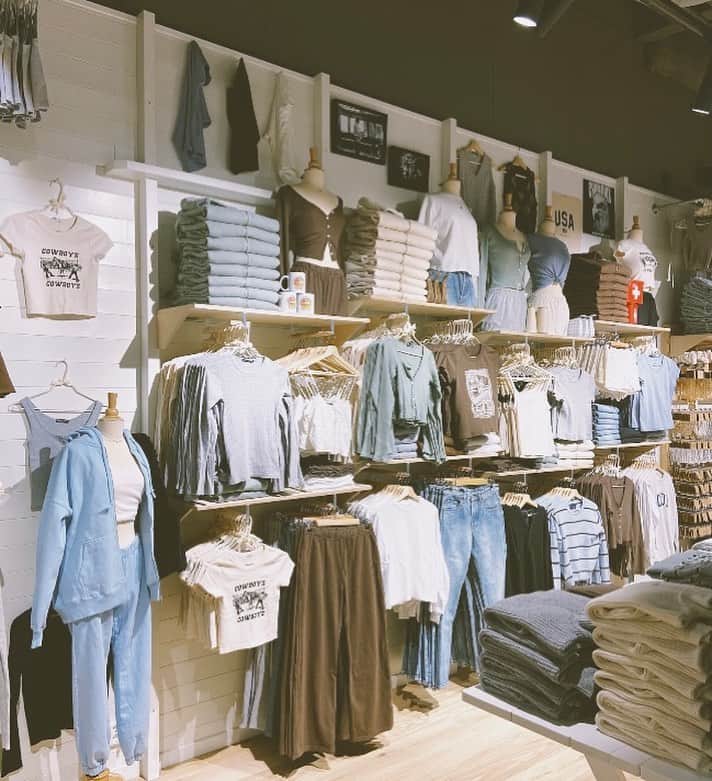 Brandy Melville Europeのインスタグラム：「Stockholm babes!! 💖 We are opening our brand new store this Monday, March 1st at 12:00 PM! See you at Hamngatan 31 🥳#Stockholm #Sweden #BrandyMelvilleEU #BrandyMelville」