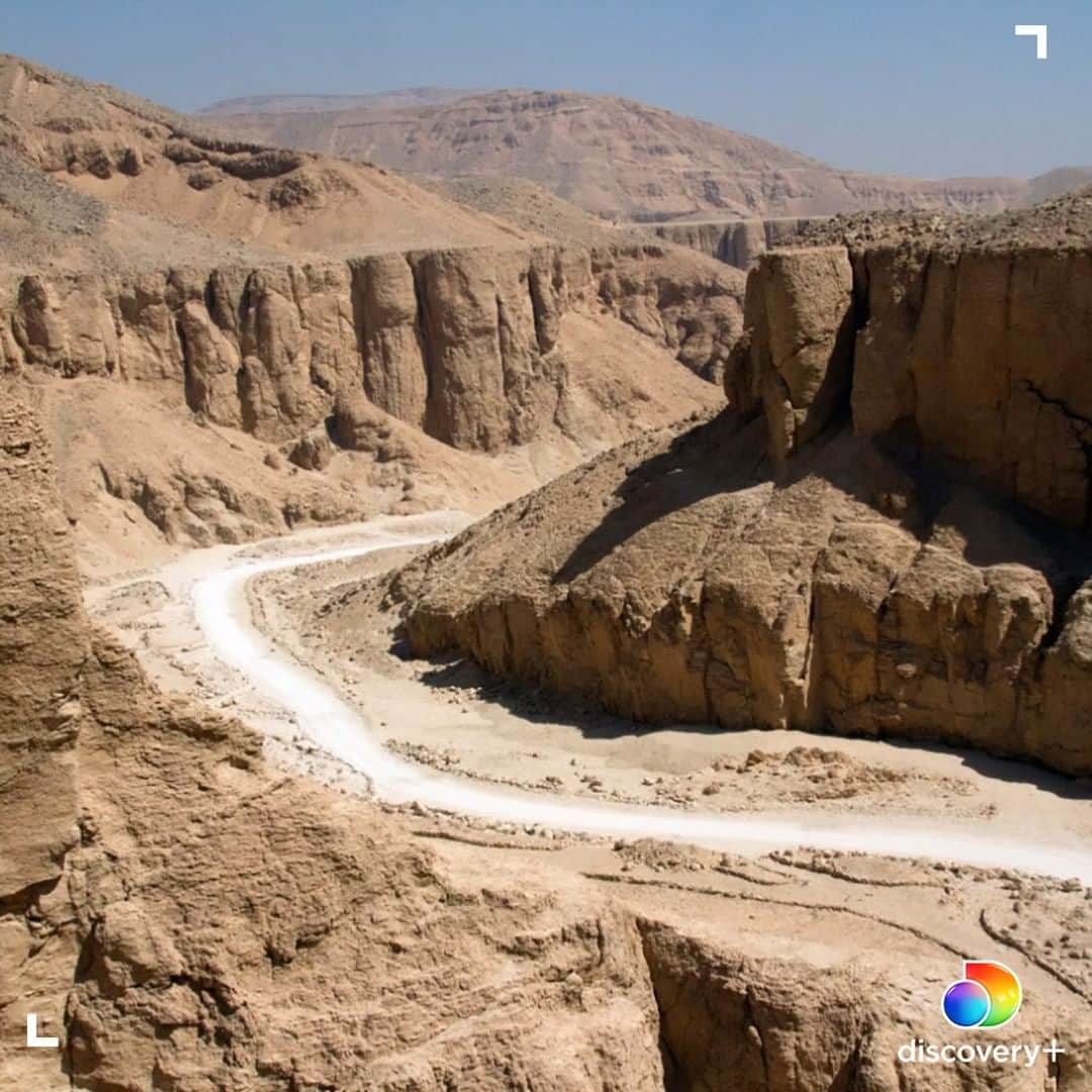 Discoveryのインスタグラム：「The famous Valley of the Kings is a burial site in Egypt where some of the most powerful Pharaohs were once buried. Uncover the secrets of this land alongside Dr. Zahi Hawass, in the biggest excavation of the site in 100 years.   What do you think they will find? Comment below ⤵️  #ValleyoftheKings: The Lost Tombs is available to stream now on @discoveryplus. Click the link in our bio to download and subscribe.  #Egypt #kings #valley #exploration #dig #archeology #expedition」