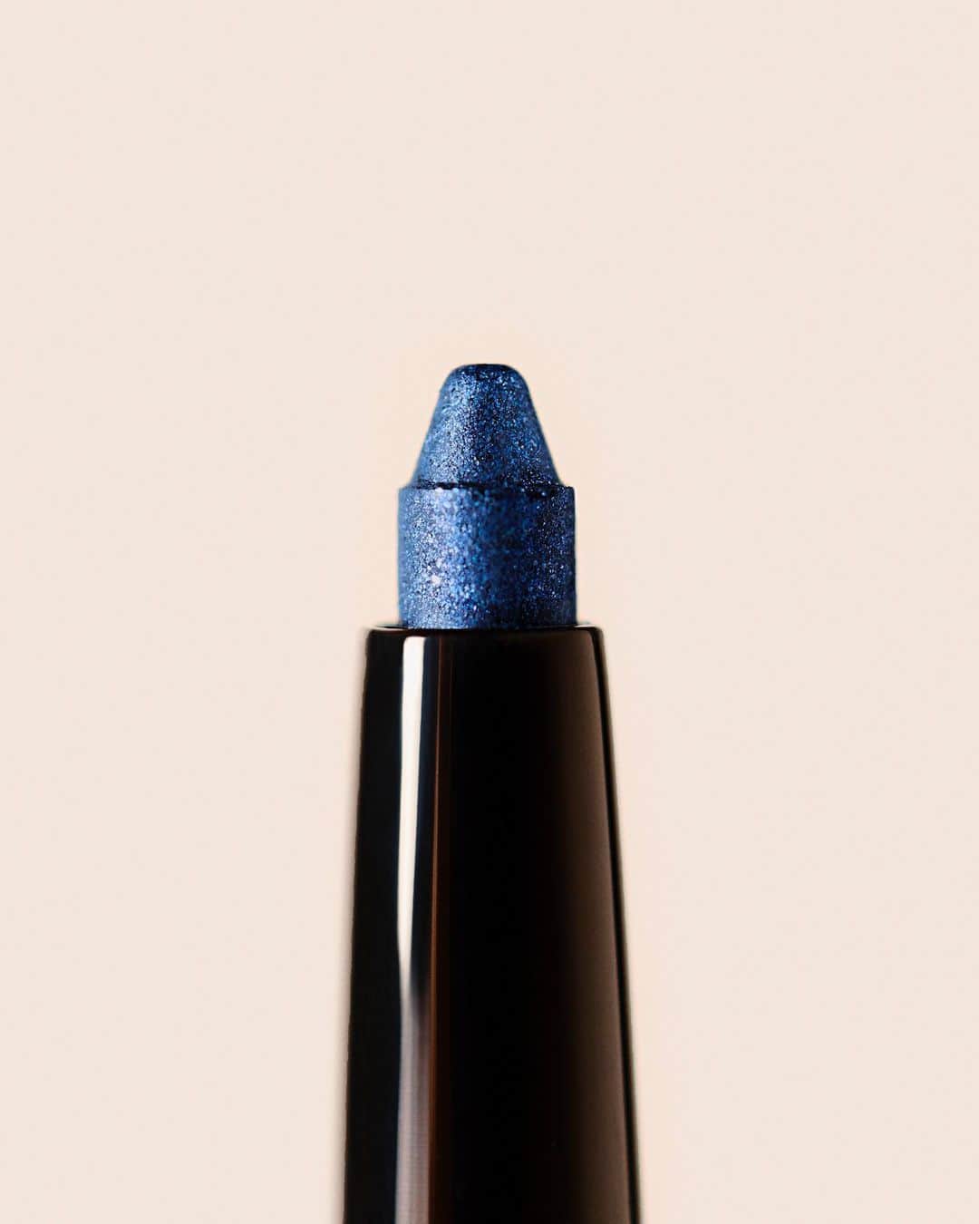 シャネルのインスタグラム：「A party in a pencil. STYLO YEUX WATERPROOF Eyeliner in Fervent Bleu is all you to liven up your look – day or night. Discover more on @chanel.beauty --- #CHANEL5Rules #CHANELMakeup」