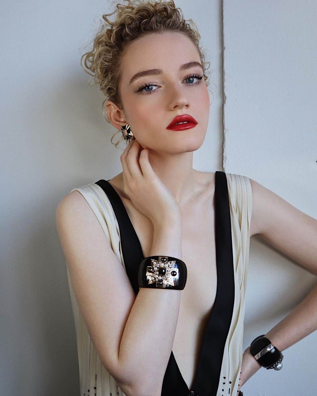 Hung Vanngoのインスタグラム：「#JuliaGarner (@juliagarnerofficial) for the #GoldenGlobes Awards this evening ❤️. Styling  @elizabethsaltzman  Nails @tony748474  Hair @bobbyeliot  Makeup @hungvanngo using @chanel.beauty @welovecoco  #welovecoco #WorkingWithChanel ❤️ Here is a full products breakdown:  SKIN PREP: Hydra Beauty Nourishing Lip Care Hydra Beauty Micro Serum Intense Replenishing Hydration Hydra Beauty Micro Gel Yeux Intense Smoothing Eye Gel Hydra Beauty Micro Creme Fortifying Replenishing Hydration  FACE: Le Beiges Healthy Glow Foundation Hydration and Longwear in shade BR22 Le Correcteur De Chanel Longwear Concealer in shade 10 Le Beiges Healthy Glow Bronzing Cream (Soleil Tan Bronze Universel) Le Beiges Healthy Glow Sheer Powder in shade 20 Baume Essentiel in shade Printanier Fleurs De Printemps Blush and Highlighter Duo  EYEBROWS: Crayon Sourcils in 10 Blond Cendre Le Gel Sourcils in 350 Transparent  EYES: La Base Ombre Q Paupieres Longwear Eyeshadow Primer Ombré Premiere Longwear Cream Shadow in shades 844 Gemme Doree and 840 Patine Bronze Stylo Yeux Waterproof Long Lasting Eyeliner in shade 932 Noir Petrole Le Volume De Chanel Mascara in shade 10 Noir  LIPS Rouge CoCo Bloom in shade 134 Sunlight (Waitlist is now open on redcarpeybeauty.Chanel.com! ❤️)」