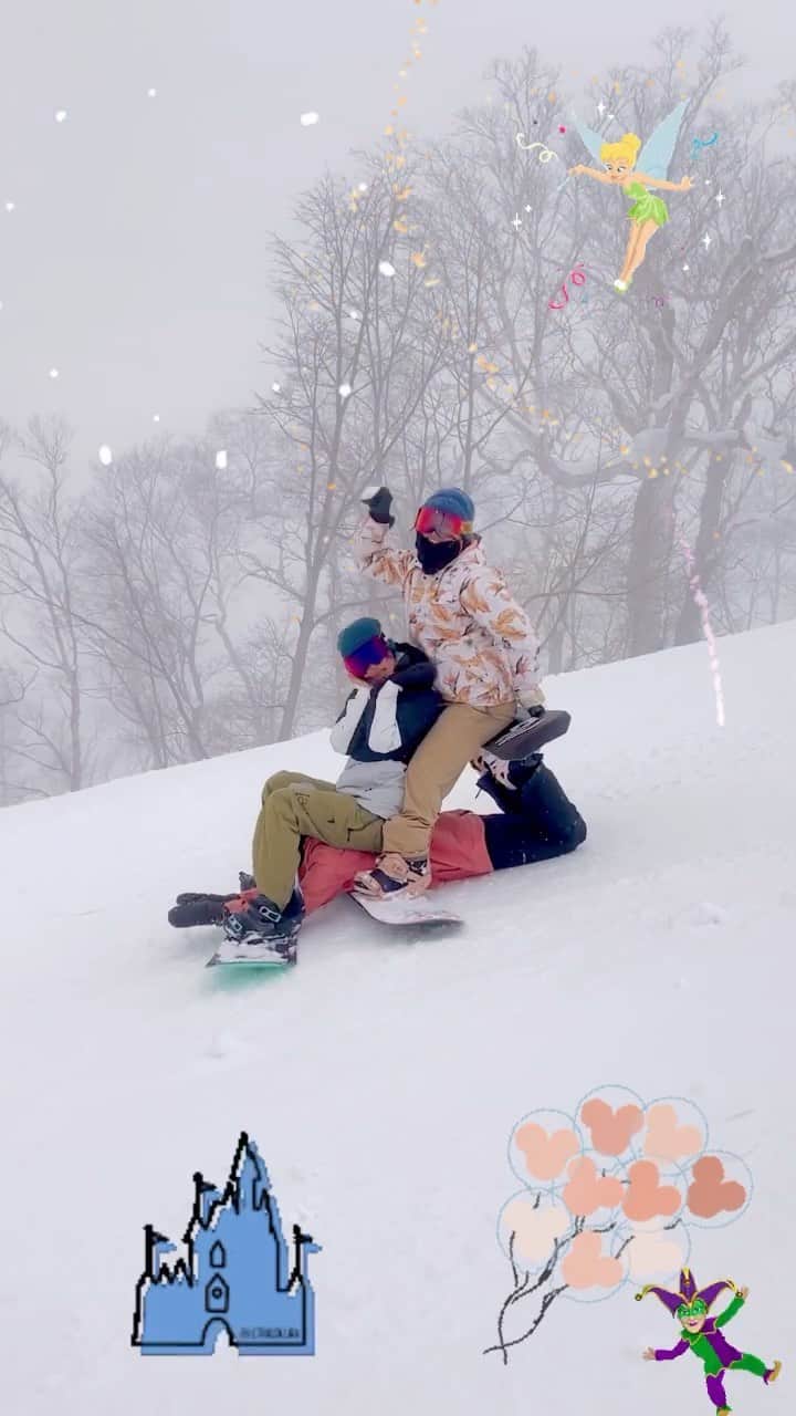 広野あさみのインスタグラム：「エレクトリカルパレード🐭🏰  #東京ディズニーランド #悪天候でも #楽しい人たち @yukafujiforest  @chainaia13 #snowboard」