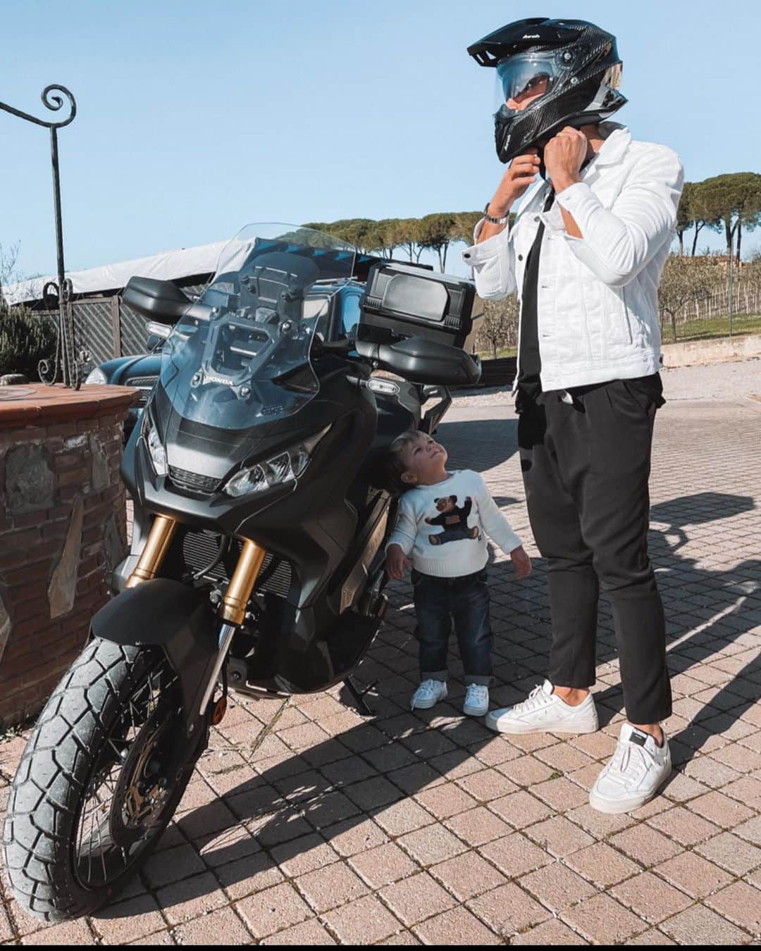 Mariano Di Vaioのインスタグラム：「Same day different wheels but same mood 😎 with the @airohelmet_official super cool helmets #Commander full carbon and #Aviator3 ! #onelove #twowheels #subdays」