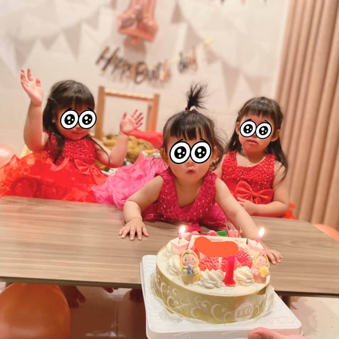 石田明のインスタグラム：「少し遅れましたが2月28日は三女ちゃんの1歳の誕生日でした。かわいすぎでした。 #娘たち #石田たち #三姉妹 #1歳 #誕生日」