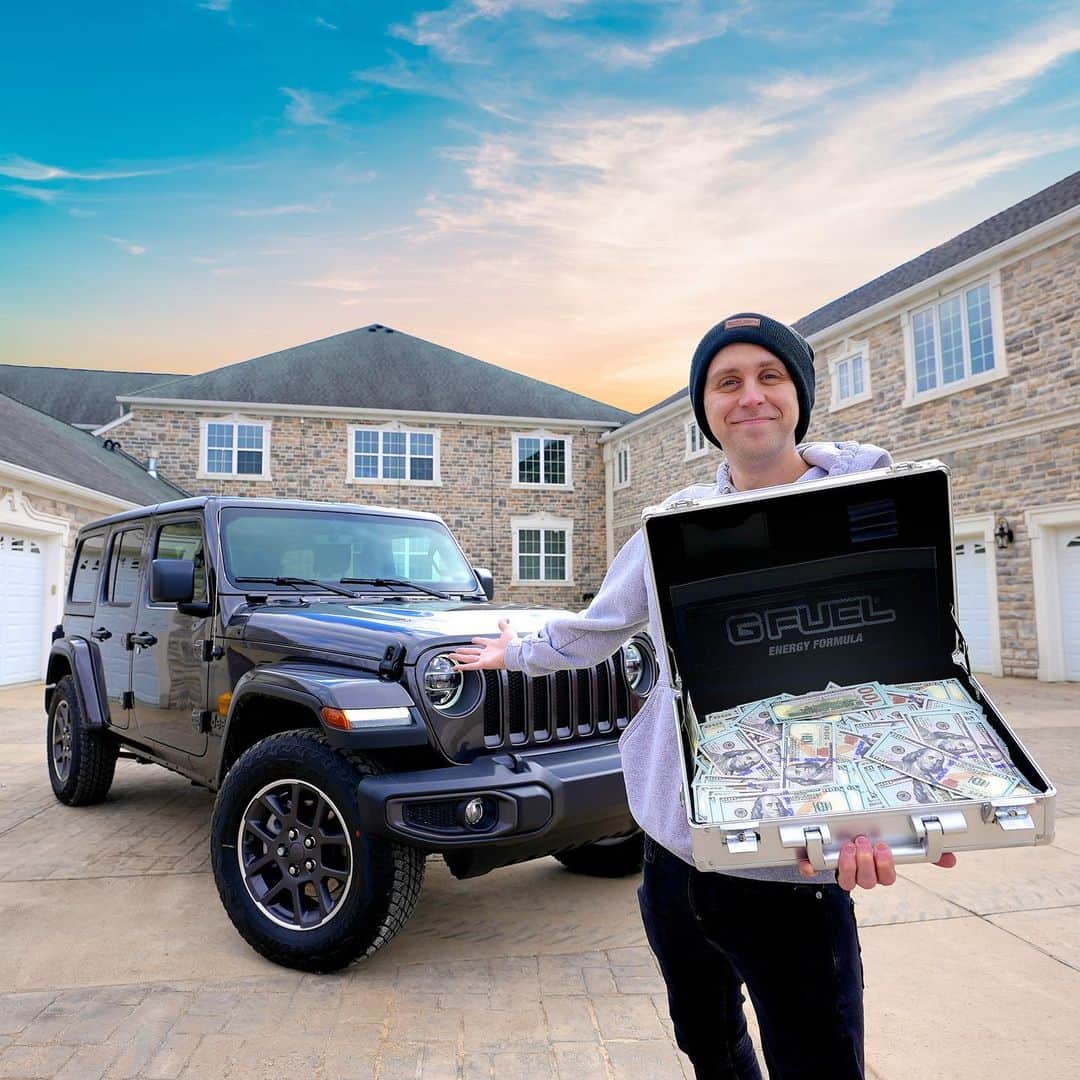 ローマン・アトウッドのインスタグラム：「GUYS! @GFuelEnergy and I have teamed up to giveaway a 2021 Jeep Wrangler Unlimited - or - $30,000 Cash! The winner gets to choose!! 5 runners-up will also win a year's supply of #GFUEL! 🤩  👇 HOW TO ENTER 👇  🧡  Follow me & @GFuelEnergy 🧡  Tag 3 friends in the comments 🧡  Like + Share this post to your IG story  No purchase necessary. Ends 3/8/21. 18+, continental US & DC. http://gfuel.ly/roman-sweepstakes for Official Rules. Void where prohibited.」