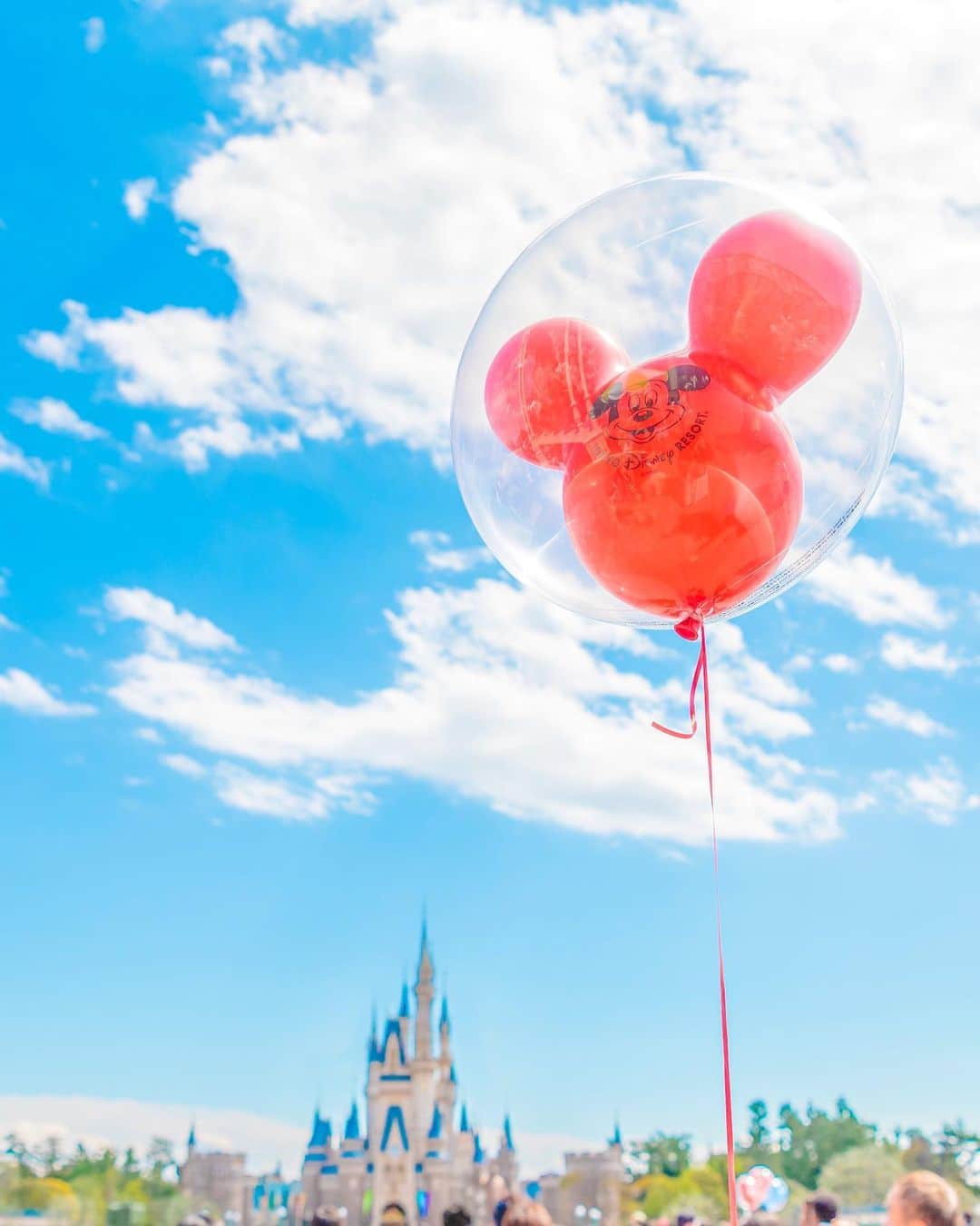 Kahoさんのインスタグラム写真 Kahoinstagram ミッキーの風船とシンデレラ城 っていうものすごーーくシンプルな写真だけど いま見たいのってこういう風景だったりするよね シンプルに ディズニーに行きたい Disneyland Tokyodisneyresort