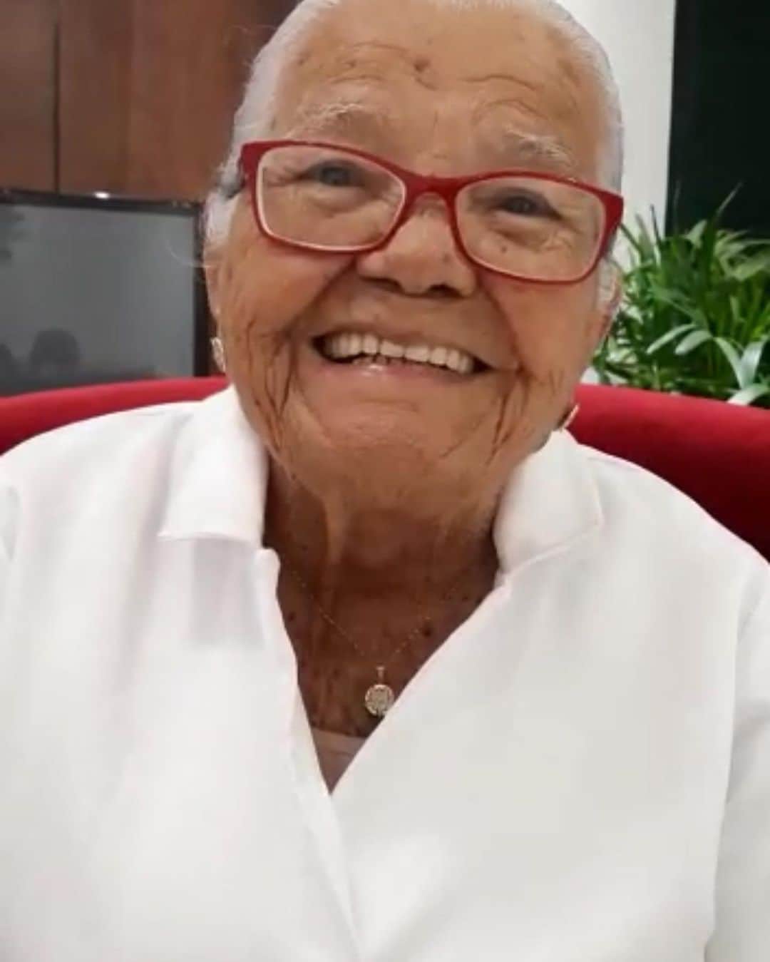 アドリアナ・リマのインスタグラム：「❤️ Because of COVID I haven’t been able to go back to Brazil for 1 year to visit the love of my life.... my grandma Julia. This April she will turn 103 years old. I miss her.... everyone send your love to my grandma please ❤️」