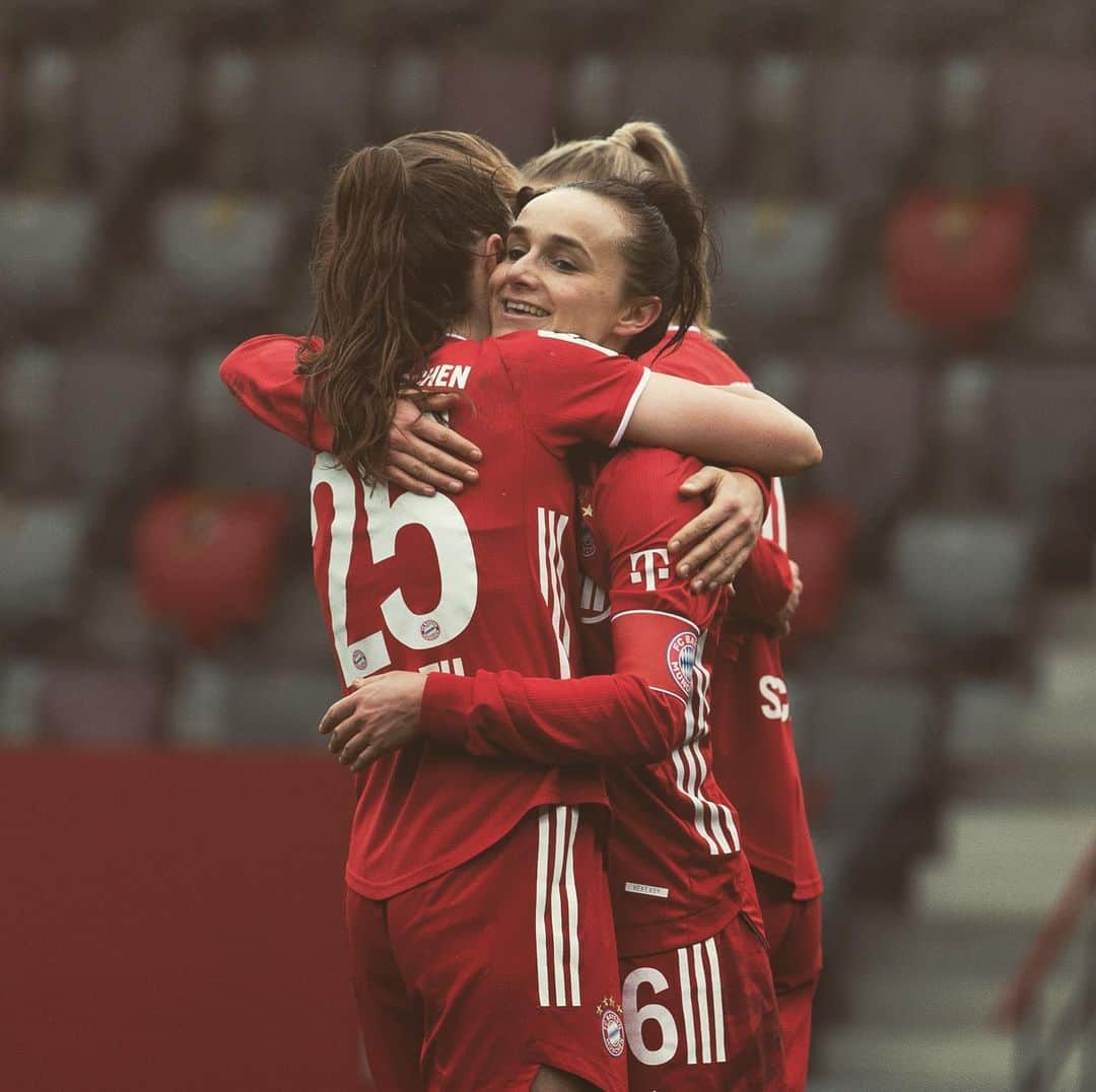 Lina Magullのインスタグラム：「Goals give us some more love 😜❤️ #team #hugday #fcbayern #sieg #svmeppen」