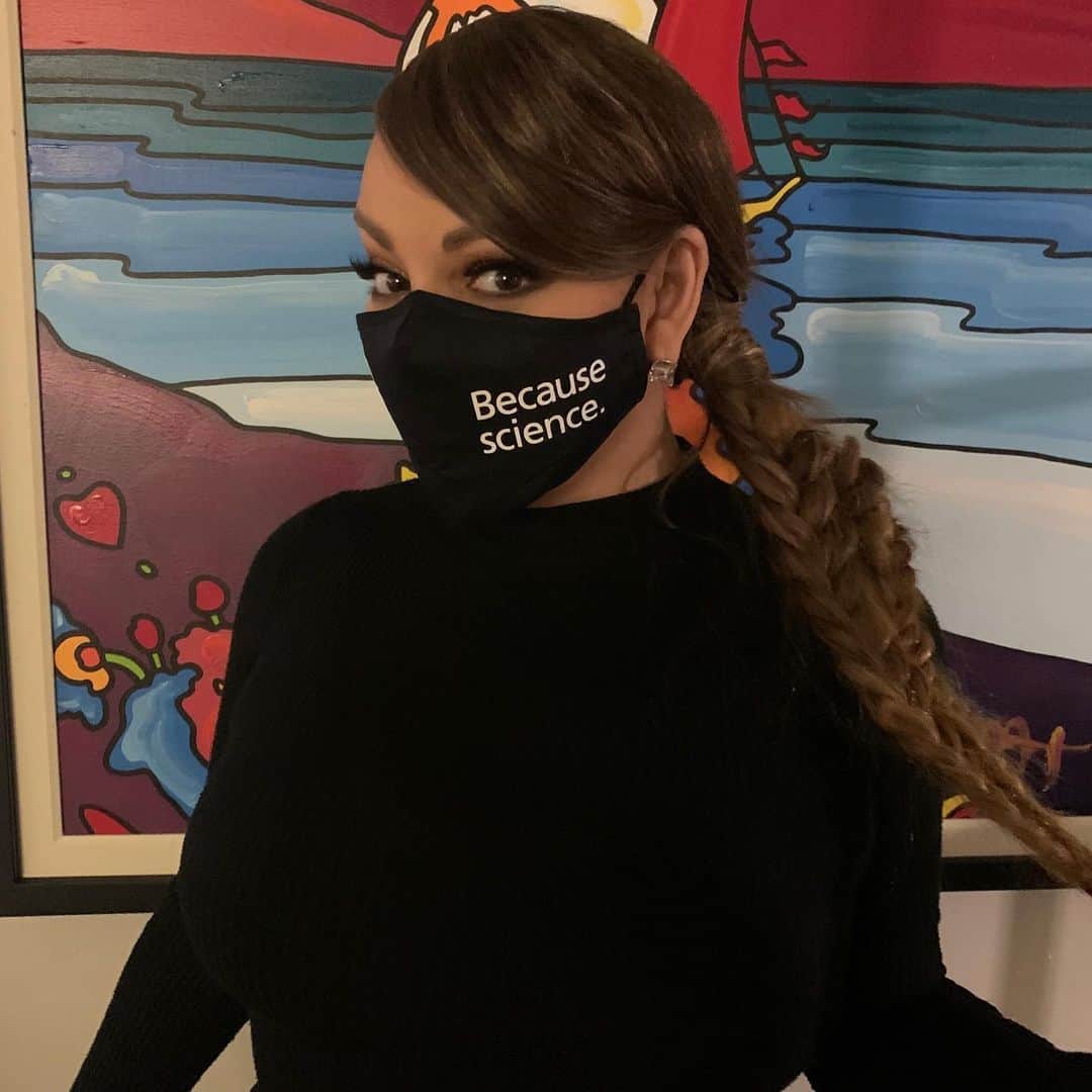 マライア・キャリーのインスタグラム：「🎶 We're all in this together 🎶 and we must help curb the spread of #COVID19. Wearing masks is an effective way to do so! 😷😷😷 I wear a mask #BecauseScience is real and I follow public health officials and medical experts like @physiciansforhumanrights. phr.org/mask」
